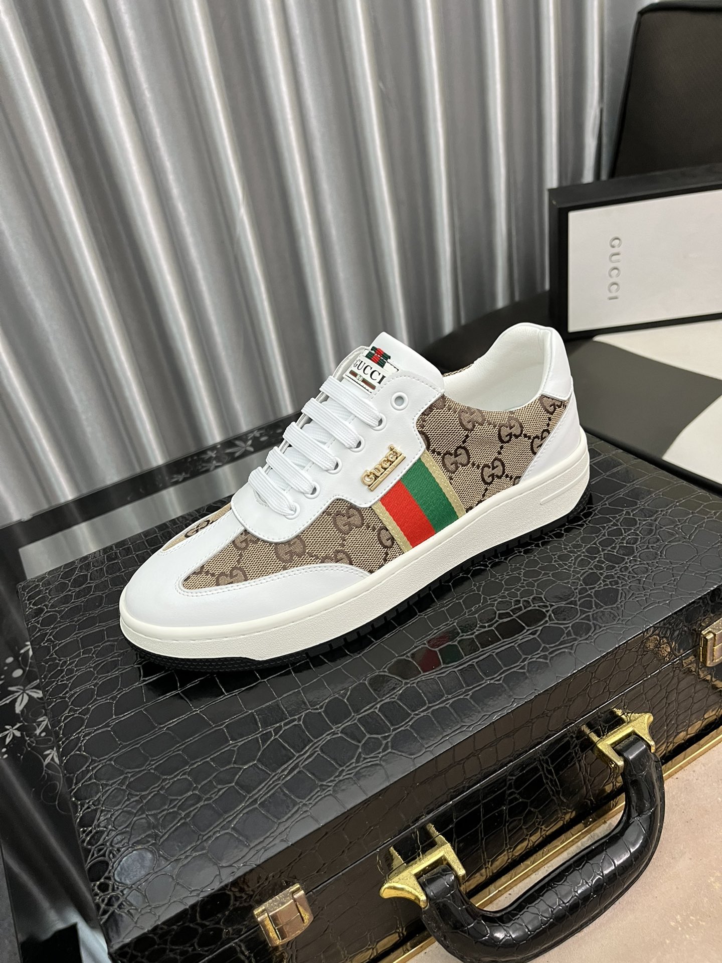 I5 Gucci  古奇 意大利米兰-顶级男士休闲鞋鞋面采用进口头层牛皮车棱格线-水染透气猪内里，休闲时尚，版型超赞，做工一流，专柜品质。码数38-44.3色可选”},”sku”:{“id”:”default