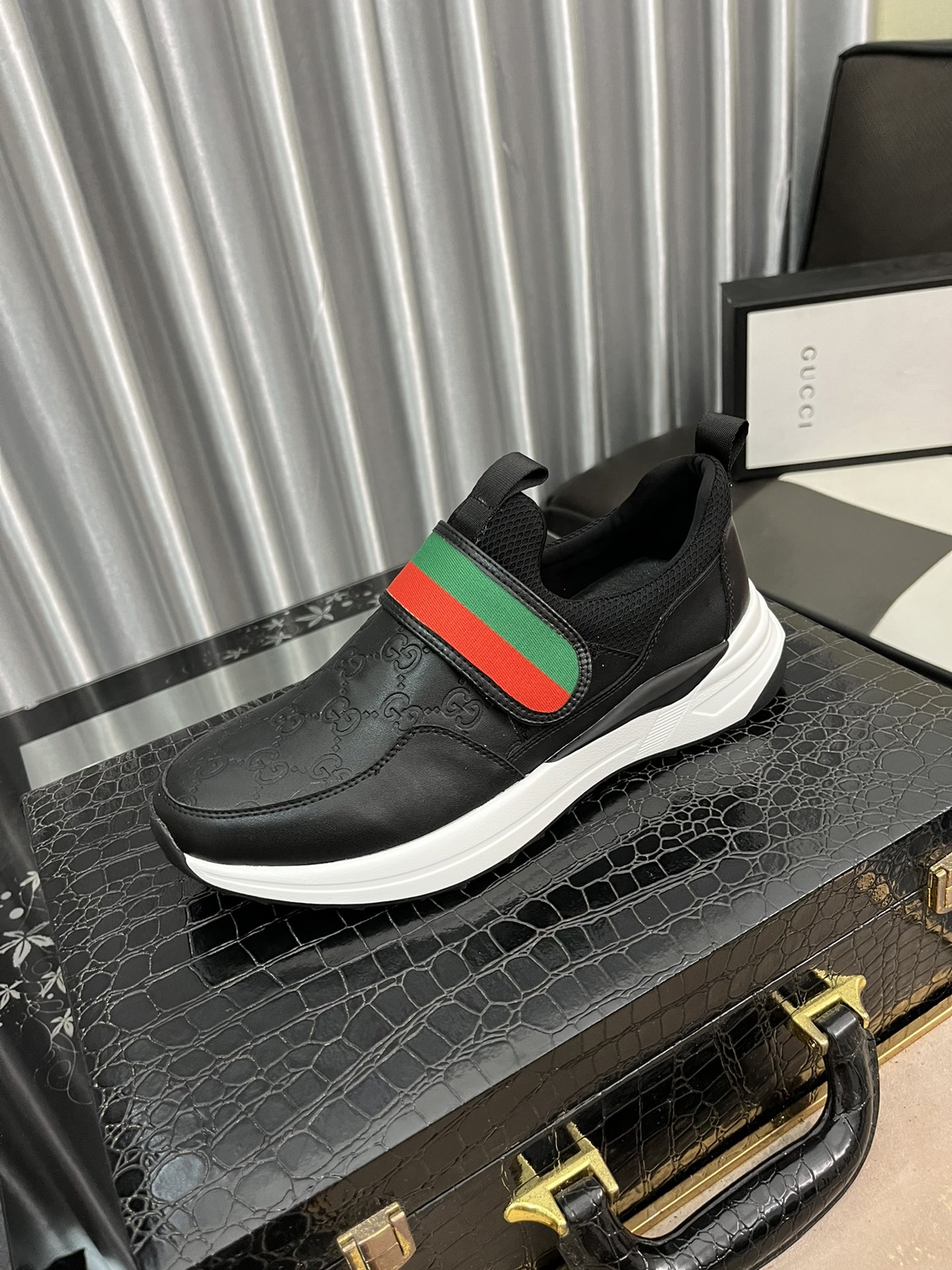 I5 Gucci  古奇 运动休闲鞋上图必卖，顶级奢侈品牌，最新時尚休闲男鞋，潮流百搭之款，鞋面进口牛皮，羊皮内里，精细做工。上脚轻巧舒适，码38-443色可选