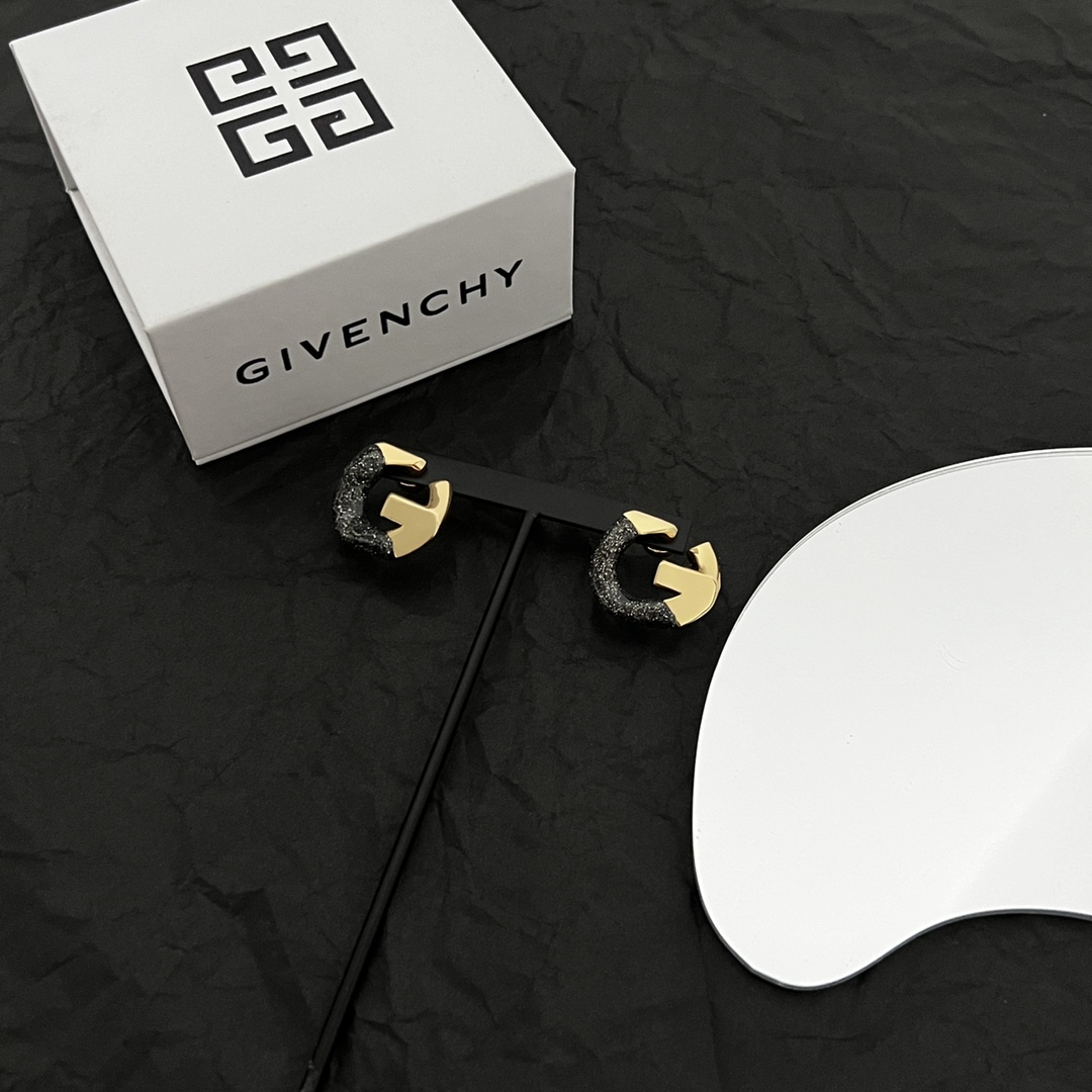 Handmade ¥300 Givenchy Quatch G-Letter Ring Integrated with Locks and Skill Elements - 图片 3