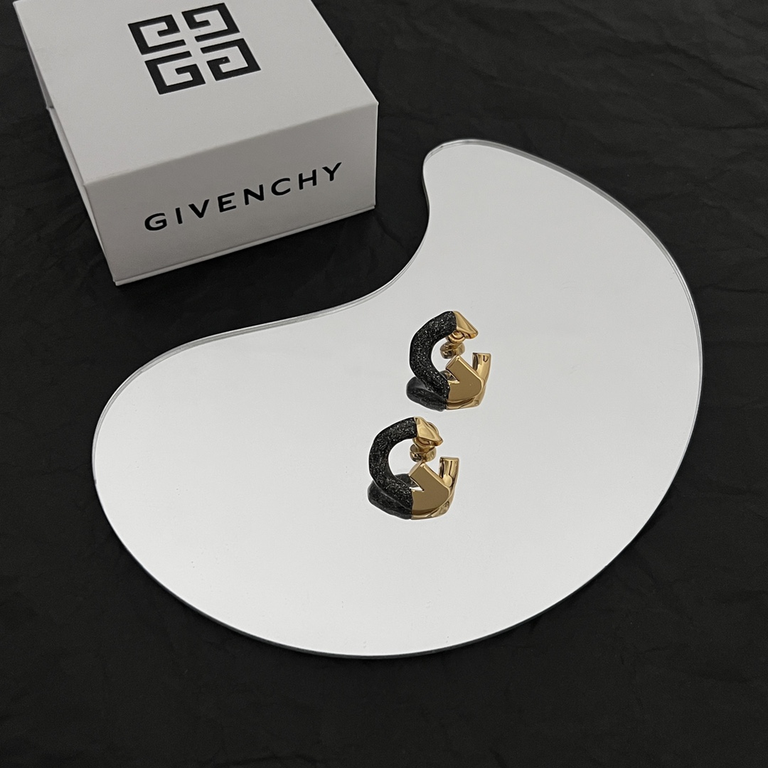 Handmade ¥300 Givenchy Quatch G-Letter Ring Integrated with Locks and Skill Elements - 图片 2