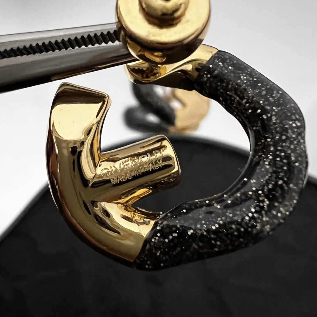Handmade ¥300 Givenchy Quatch G-Letter Ring Integrated with Locks and Skill Elements - 图片 6