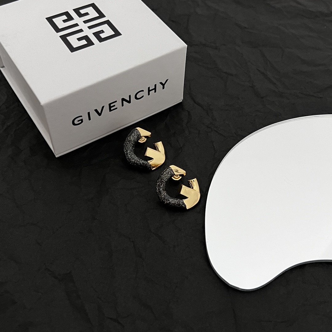 Handmade ¥300 Givenchy Quatch G-Letter Ring Integrated with Locks and Skill Elements - 图片 1