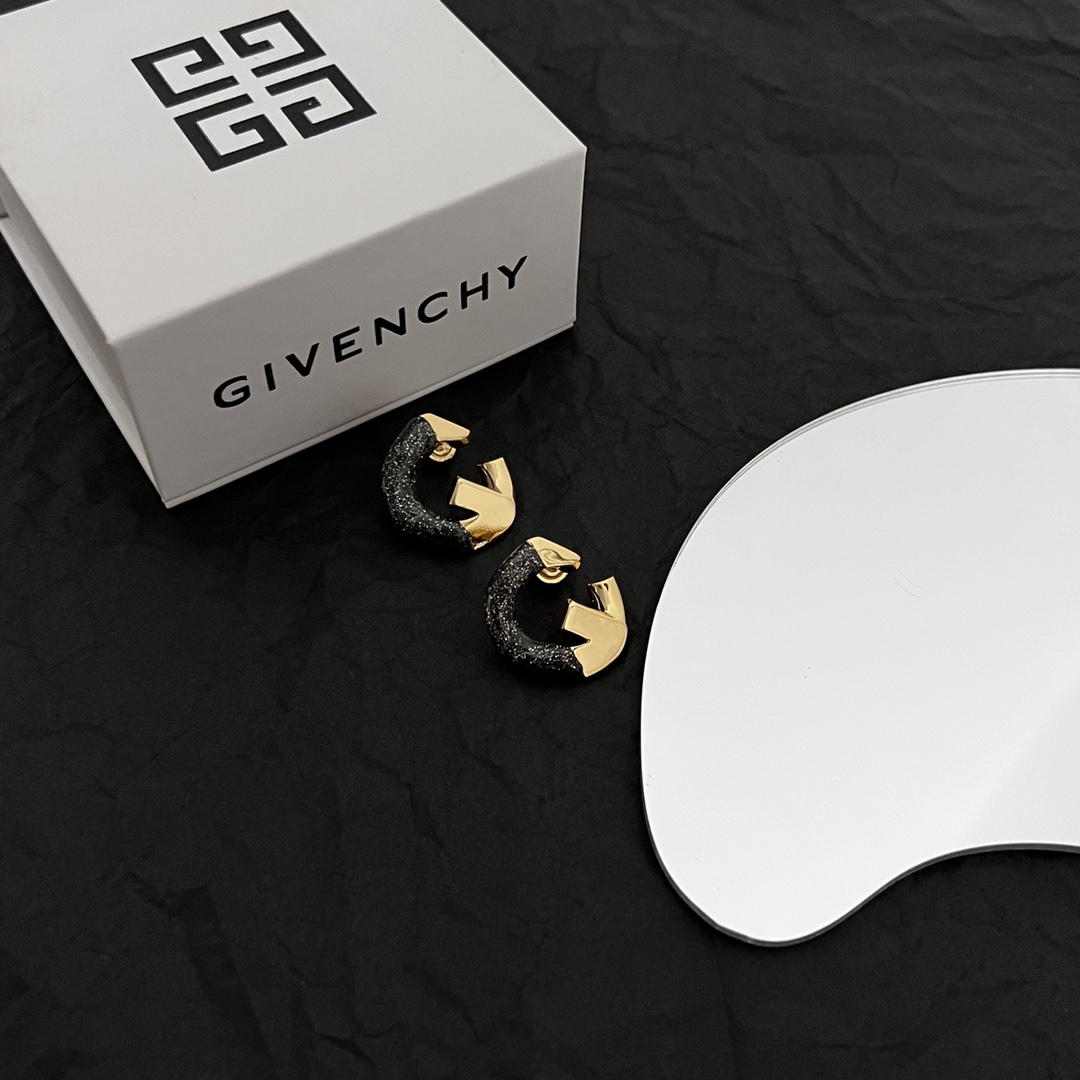 Handmade ¥300 Givenchy Quatch G-Letter Ring Integrated with Locks and Skill Elements - 图片 4