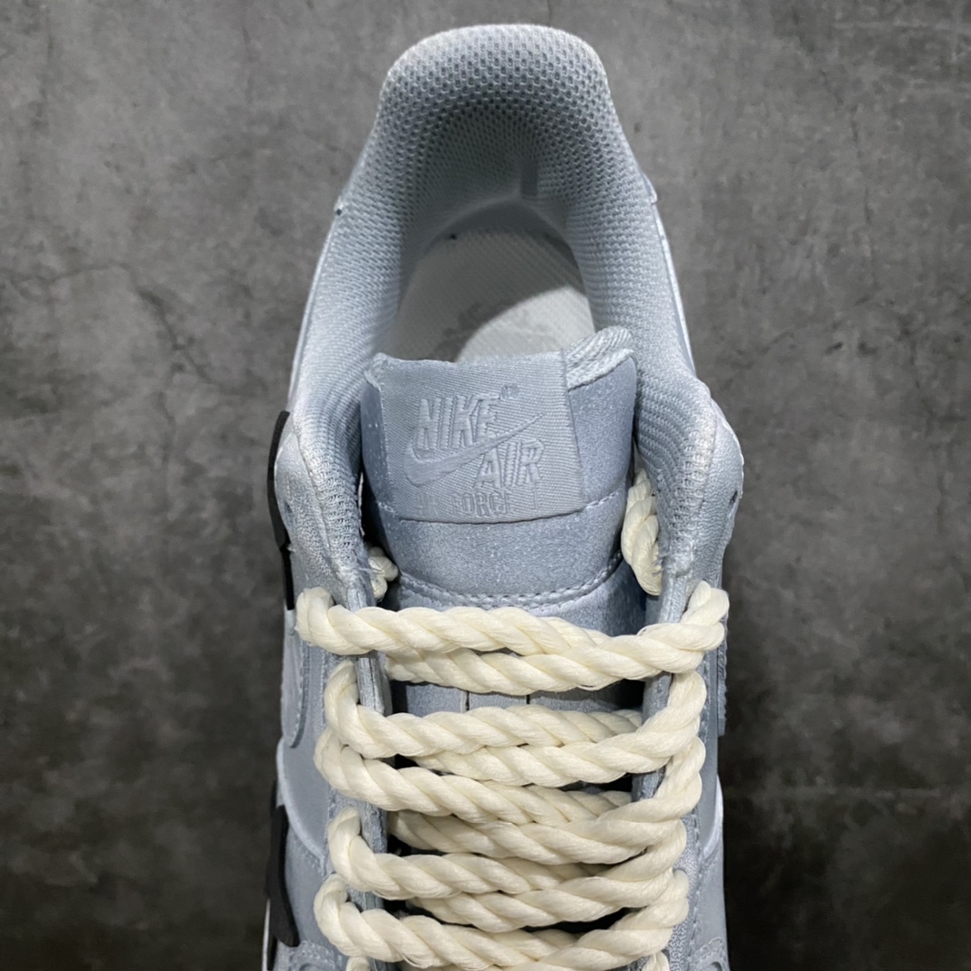 图片[8]-神级客制 NK Air Force 1 Low 空军一号低帮休闲板鞋 克罗心联名定制白蓝泼墨配色 该鞋款整体以纯白空军作为基鞋纯手工定制改造 融入克罗心文化元素 采用侵染做旧油泼墨 克罗心十字架徽标 后跟印有上帝保佑\”Godbless\”英文字样 INS客制大神限定配色 外贸专供 收藏版定制鞋盒（破损丢失退换扣50元） 尺码：40 40.5 41 42 42.5 43 44 44.5 45 46 47.5 48-选品中心