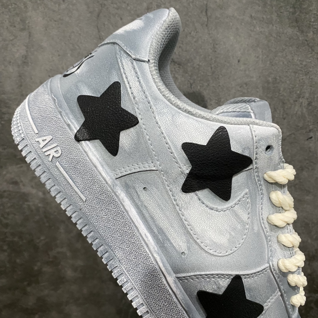 图片[7]-神级客制 NK Air Force 1 Low 空军一号低帮休闲板鞋 克罗心联名定制白蓝泼墨配色 该鞋款整体以纯白空军作为基鞋纯手工定制改造 融入克罗心文化元素 采用侵染做旧油泼墨 克罗心十字架徽标 后跟印有上帝保佑\”Godbless\”英文字样 INS客制大神限定配色 外贸专供 收藏版定制鞋盒（破损丢失退换扣50元） 尺码：40 40.5 41 42 42.5 43 44 44.5 45 46 47.5 48-选品中心