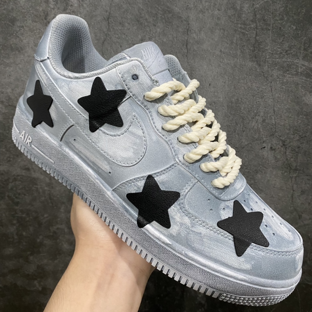 图片[3]-神级客制 NK Air Force 1 Low 空军一号低帮休闲板鞋 克罗心联名定制白蓝泼墨配色 该鞋款整体以纯白空军作为基鞋纯手工定制改造 融入克罗心文化元素 采用侵染做旧油泼墨 克罗心十字架徽标 后跟印有上帝保佑\”Godbless\”英文字样 INS客制大神限定配色 外贸专供 收藏版定制鞋盒（破损丢失退换扣50元） 尺码：40 40.5 41 42 42.5 43 44 44.5 45 46 47.5 48-选品中心
