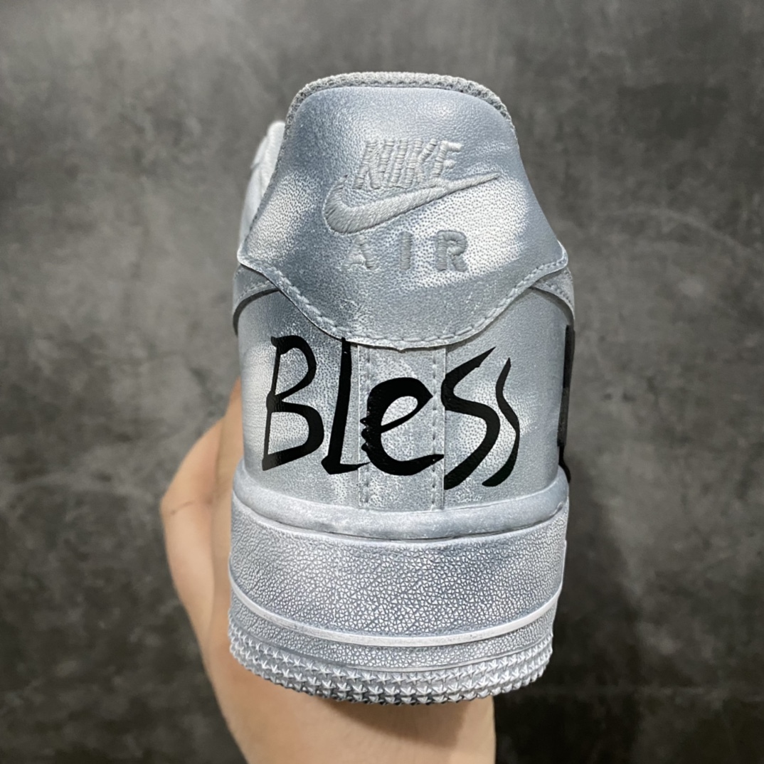 图片[4]-神级客制 NK Air Force 1 Low 空军一号低帮休闲板鞋 克罗心联名定制白蓝泼墨配色 该鞋款整体以纯白空军作为基鞋纯手工定制改造 融入克罗心文化元素 采用侵染做旧油泼墨 克罗心十字架徽标 后跟印有上帝保佑\”Godbless\”英文字样 INS客制大神限定配色 外贸专供 收藏版定制鞋盒（破损丢失退换扣50元） 尺码：40 40.5 41 42 42.5 43 44 44.5 45 46 47.5 48-选品中心