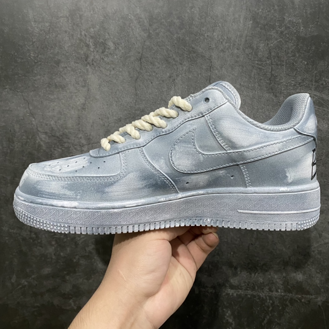 图片[2]-神级客制 NK Air Force 1 Low 空军一号低帮休闲板鞋 克罗心联名定制白蓝泼墨配色 该鞋款整体以纯白空军作为基鞋纯手工定制改造 融入克罗心文化元素 采用侵染做旧油泼墨 克罗心十字架徽标 后跟印有上帝保佑\”Godbless\”英文字样 INS客制大神限定配色 外贸专供 收藏版定制鞋盒（破损丢失退换扣50元） 尺码：40 40.5 41 42 42.5 43 44 44.5 45 46 47.5 48-选品中心