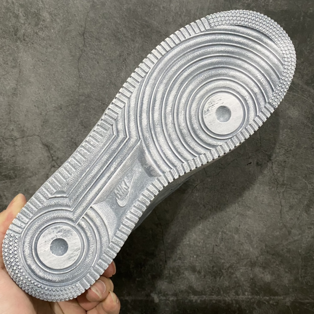 图片[9]-神级客制 NK Air Force 1 Low 空军一号低帮休闲板鞋 克罗心联名定制白蓝泼墨配色 该鞋款整体以纯白空军作为基鞋纯手工定制改造 融入克罗心文化元素 采用侵染做旧油泼墨 克罗心十字架徽标 后跟印有上帝保佑\”Godbless\”英文字样 INS客制大神限定配色 外贸专供 收藏版定制鞋盒（破损丢失退换扣50元） 尺码：40 40.5 41 42 42.5 43 44 44.5 45 46 47.5 48-选品中心