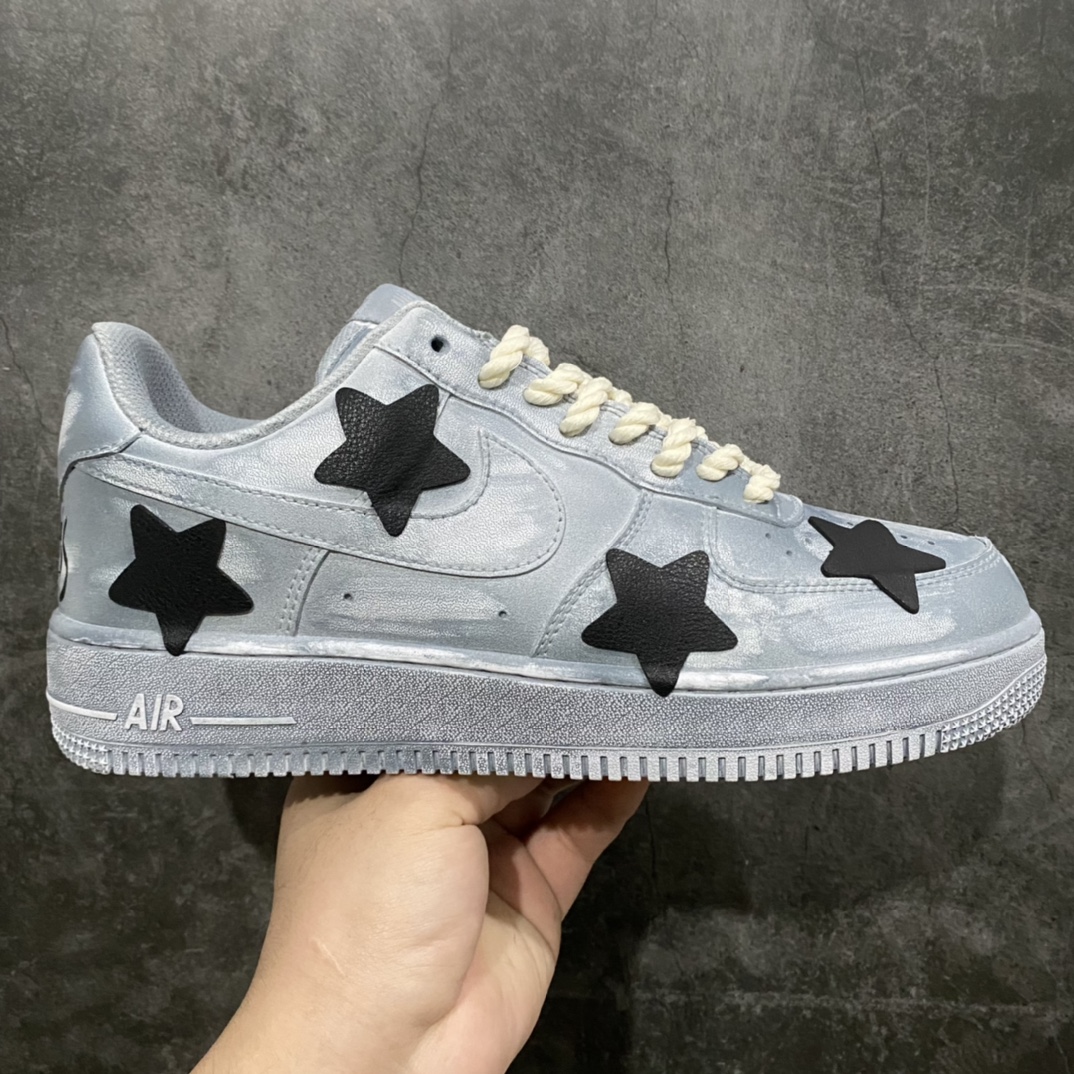神级客制 NK Air Force 1 Low 空军一号低帮休闲板鞋 克罗心联名定制白蓝泼墨配色 该鞋款整体以纯白空军作为基鞋纯手工定制改造 融入克罗心文化元素 采用侵染做旧油泼墨 克罗心十字架徽标 后跟印有上帝保佑\