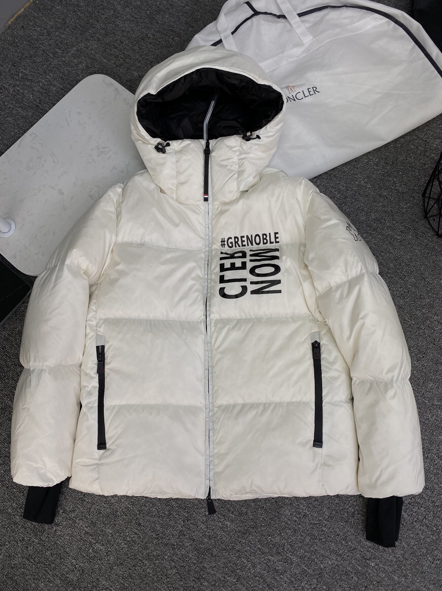MON秋冬季新品胸前徽标字母印花防寒保暖短款情侣羽绒服Mazod 滑雪系列