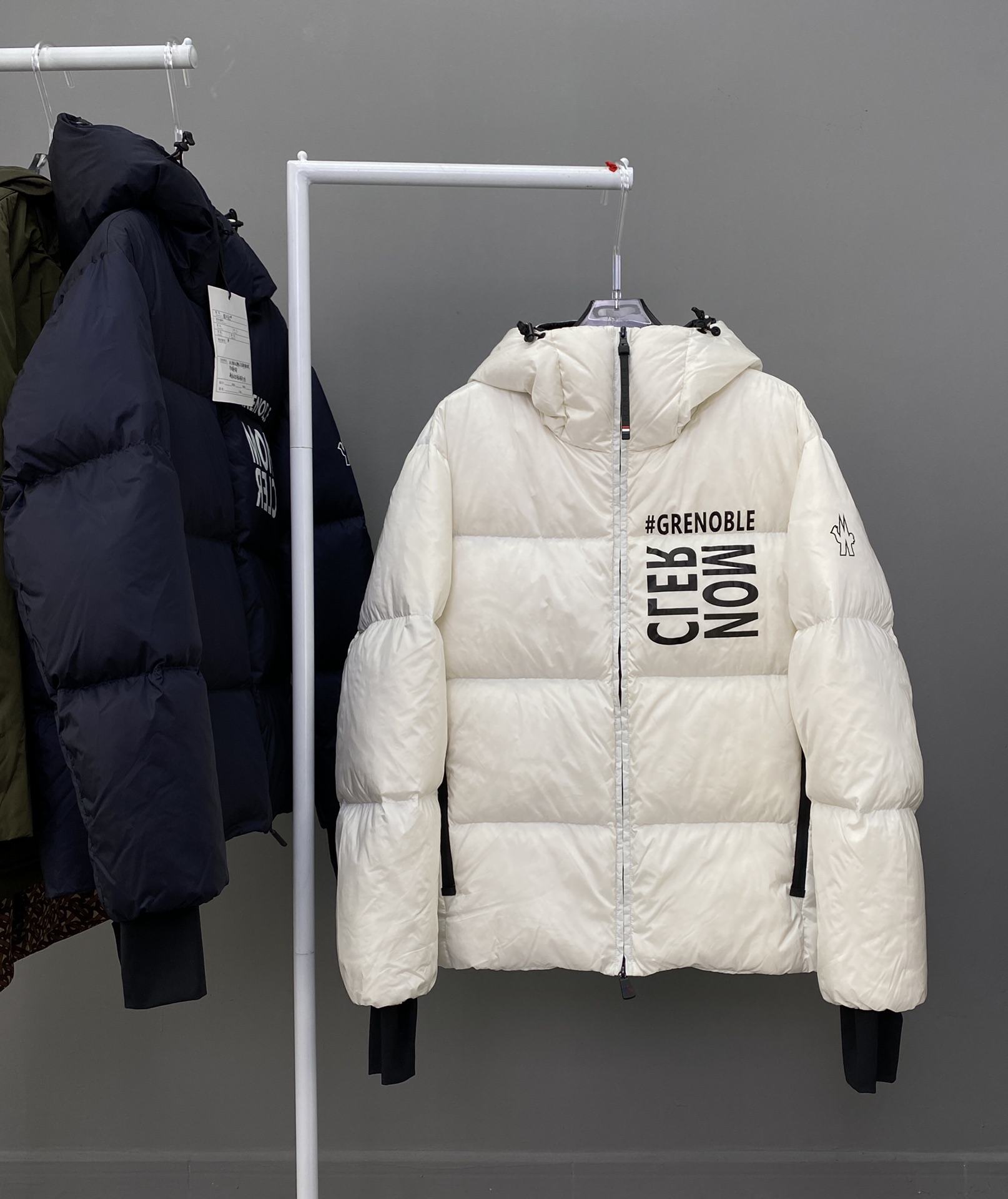 MON秋冬季新品胸前徽标字母印花防寒保暖短款情侣羽绒服Mazod 滑雪系列