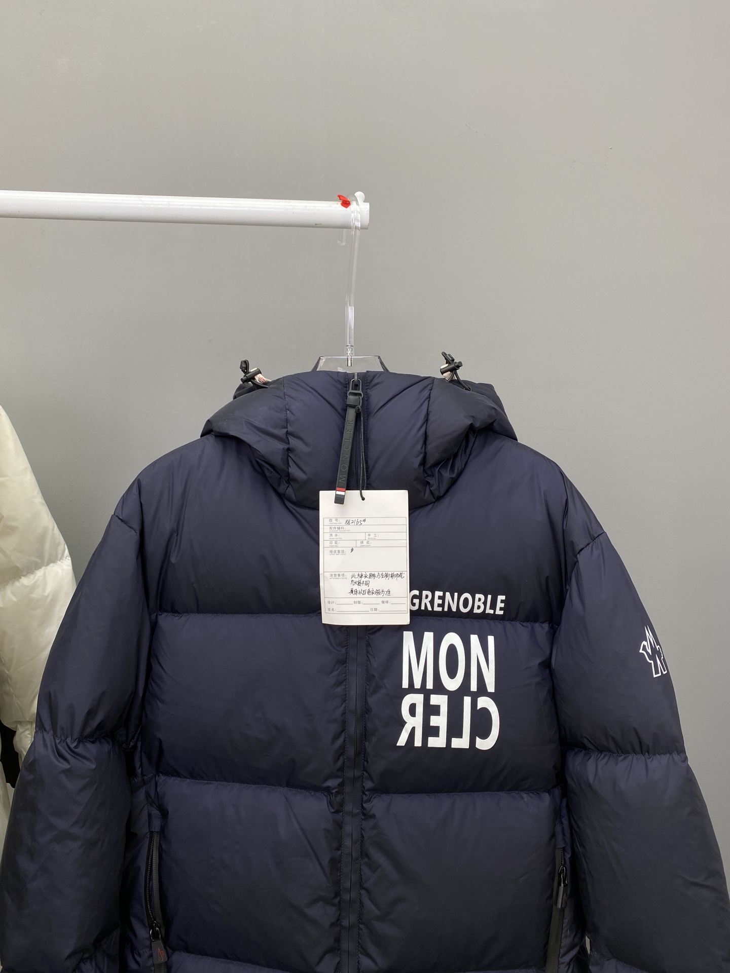 MON秋冬季新品胸前徽标字母印花防寒保暖短款情侣羽绒服Mazod 滑雪系列
