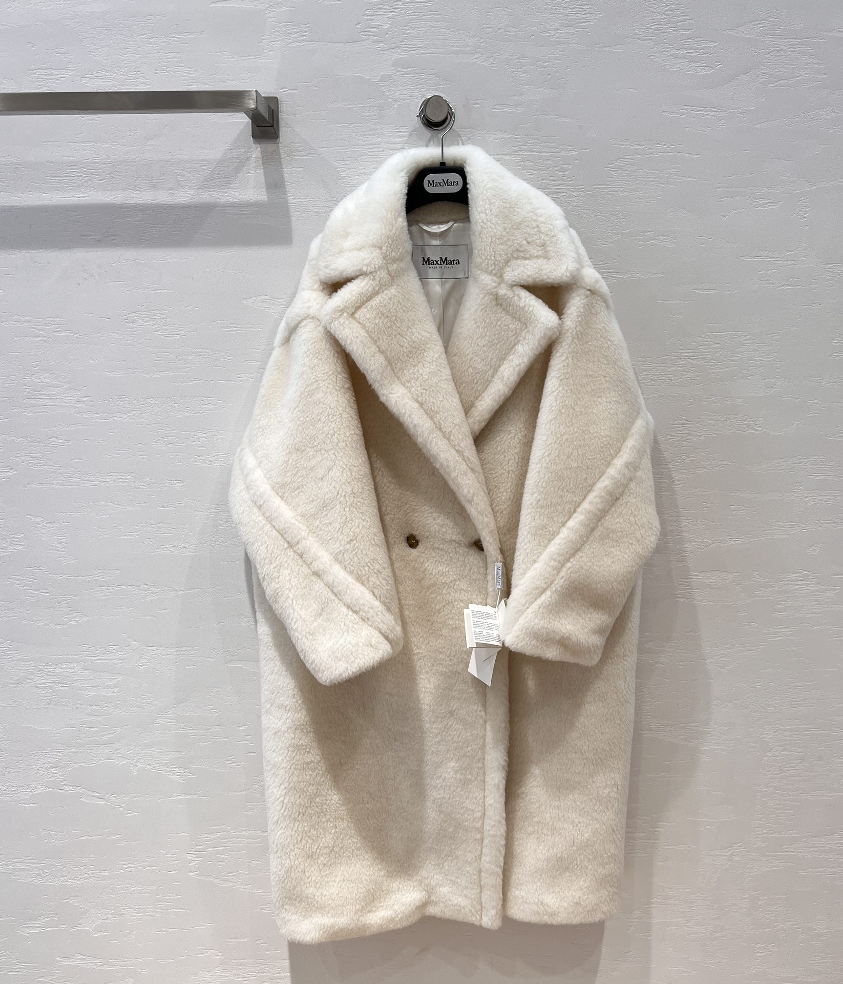 NO:931096,Hot item recommendation: The market’s exclusive and highest version of Max TeddyBear’s most classic and popular silhouette mid-length coat!  A coat that is popular among celebrity internet celebrities and ins bloggers!  The original version of the couple's model for men and women can be purchased for five figures. The large-profile version has inherent advantages. It is lazy and classy and does not choose anyone!  The Oversize silhouette is very tolerant to your figure, and the hem moves with your steps to highlight the aura of a queen!  The original customized version of the oversized airplane collar makes your face look smaller!  Japanese Bemberg lining, anti-snagging and anti-static, low-key luxury!  Original customized fabric imported 84 camel velvet, 12 mulberry silk, 4 camel hair!  Light as a cloud yet warm!  Natural horn buckle!  Crystal clear and more precious!  Perfect workmanship depends on the details, complete with three-standard dust-proof bag packaging!  XS/S/M. S size bust 130, dropped shoulder sleeve length 71, dress length 108., Maxmara-Clothing,19860909爆单推荐市场独家最高版本Max TeddyBear最经典最火爆的廓形中长款大衣！各路明星网红ins博主热衷的一款大衣！男女同款情侣款原版五位数购入开版大轮廓的版型,有着与生俱来的优势,慵懒有范儿不挑人！Over size大廓形对身材包容性极大,衣摆随步伐而动凸显女王气场！原版定制版型超大飞机领,显得脸更小！日本宾霸里布,防勾丝防静电,低调中的奢华！原版定制面料进口84骆驼绒12桑蚕丝4骆驼毛！轻如云朵又保暖！天然牛角扣！晶莹透亮更加珍贵！完美做工品质看细节,三标齐全防尘袋包装！XS/S/M. S码胸围130,落肩袖长71,衣长108.,麦丝玛拉-服装,,Women's clothing