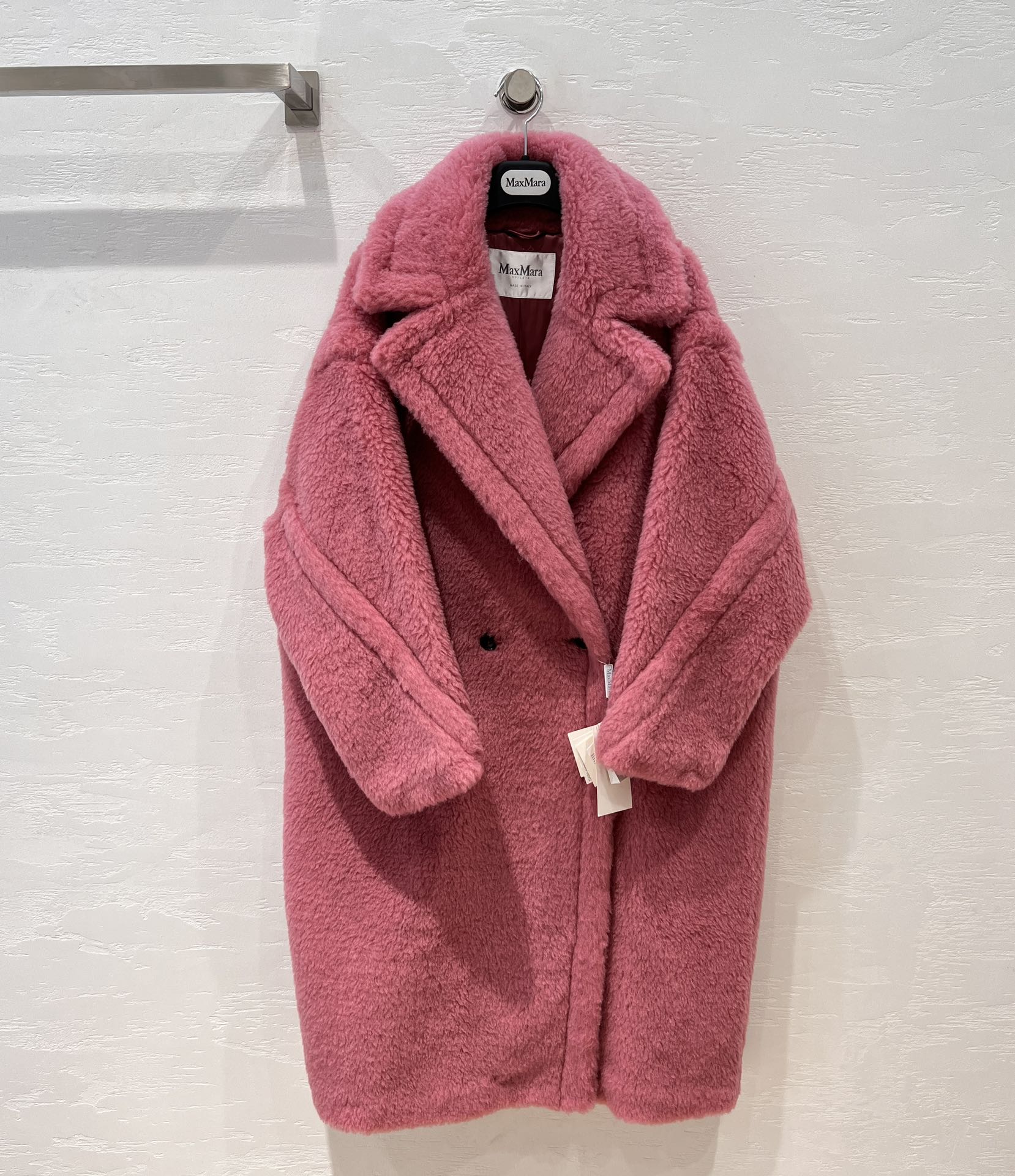 NO:721984,Hot item recommendation: The market’s exclusive and highest version of Max TeddyBear’s most classic and popular silhouette mid-length coat!  A coat that is popular among celebrity internet celebrities and ins bloggers!  The original version of the couple's model for men and women can be purchased for five figures. The large-profile version has inherent advantages. It is lazy and classy and does not choose anyone!  The Oversize silhouette is very tolerant to your figure, and the hem moves with your steps to highlight the aura of a queen!  The original customized version of the oversized airplane collar makes your face look smaller!  Japanese Bemberg lining, anti-snagging and anti-static, low-key luxury!  Original customized fabric imported 84 camel velvet, 12 mulberry silk, 4 camel hair!  Light as a cloud yet warm!  Natural horn buckle!  Crystal clear and more precious!  Perfect workmanship depends on the details, complete with three-standard dust-proof bag packaging!  XS/S/M. S size bust 130, dropped shoulder sleeve length 71, dress length 108, Maxmara-Clothing,19860909爆单推荐市场独家最高版本Max TeddyBear最经典最火爆的廓形中长款大衣！各路明星网红ins博主热衷的一款大衣！男女同款情侣款原版五位数购入开版大轮廓的版型,有着与生俱来的优势,慵懒有范儿不挑人！Over size大廓形对身材包容性极大,衣摆随步伐而动凸显女王气场！原版定制版型超大飞机领,显得脸更小！日本宾霸里布,防勾丝防静电,低调中的奢华！原版定制面料进口84骆驼绒12桑蚕丝4骆驼毛！轻如云朵又保暖！天然牛角扣！晶莹透亮更加珍贵！完美做工品质看细节,三标齐全防尘袋包装！XS/S/M. S码胸围130,落肩袖长71,衣长108,麦丝玛拉-服装,,Women's clothing