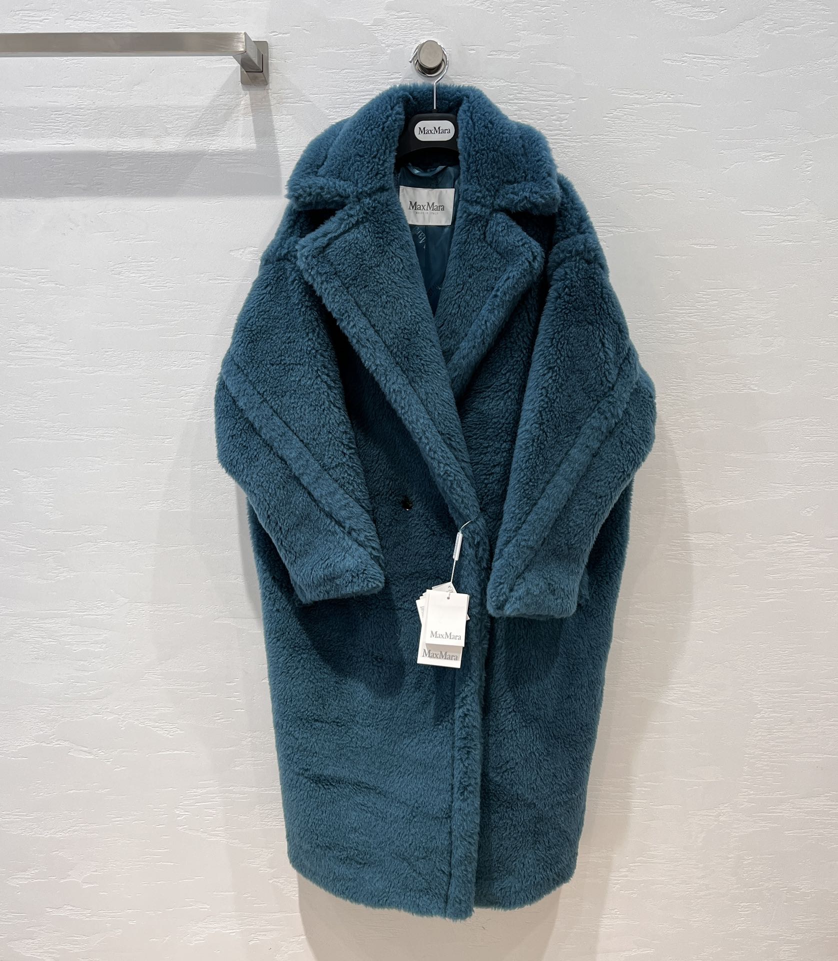NO:931074,Hot item recommendation: The market’s exclusive and highest version of Max TeddyBear’s most classic and popular silhouette mid-length coat!  A coat that is popular among celebrity internet celebrities and ins bloggers!  The original version of the couple's model for men and women can be purchased for five figures. The large-profile version has inherent advantages. It is lazy and classy and does not choose anyone!  The Oversize silhouette is very tolerant to your figure, and the hem moves with your steps to highlight the aura of a queen!  The original customized version of the oversized airplane collar makes your face look smaller!  Japanese Bemberg lining, anti-snagging and anti-static, low-key luxury!  Original customized fabric imported 84 camel velvet, 12 mulberry silk, 4 camel hair!  Light as a cloud yet warm!  Natural horn buckle!  Crystal clear and more precious!  Perfect workmanship depends on the details, complete with three-standard dust-proof bag packaging!  XS/S/M. S size bust 130, dropped shoulder sleeve length 71, dress length 108., Maxmara-Clothing,19860909爆单推荐市场独家最高版本Max TeddyBear最经典最火爆的廓形中长款大衣！各路明星网红ins博主热衷的一款大衣！男女同款情侣款原版五位数购入开版大轮廓的版型,有着与生俱来的优势,慵懒有范儿不挑人！Over size大廓形对身材包容性极大,衣摆随步伐而动凸显女王气场！原版定制版型超大飞机领,显得脸更小！日本宾霸里布,防勾丝防静电,低调中的奢华！原版定制面料进口84骆驼绒12桑蚕丝4骆驼毛！轻如云朵又保暖！天然牛角扣！晶莹透亮更加珍贵！完美做工品质看细节,三标齐全防尘袋包装！XS/S/M. S码胸围130,落肩袖长71,衣长108.,麦丝玛拉-服装,,Women's clothing