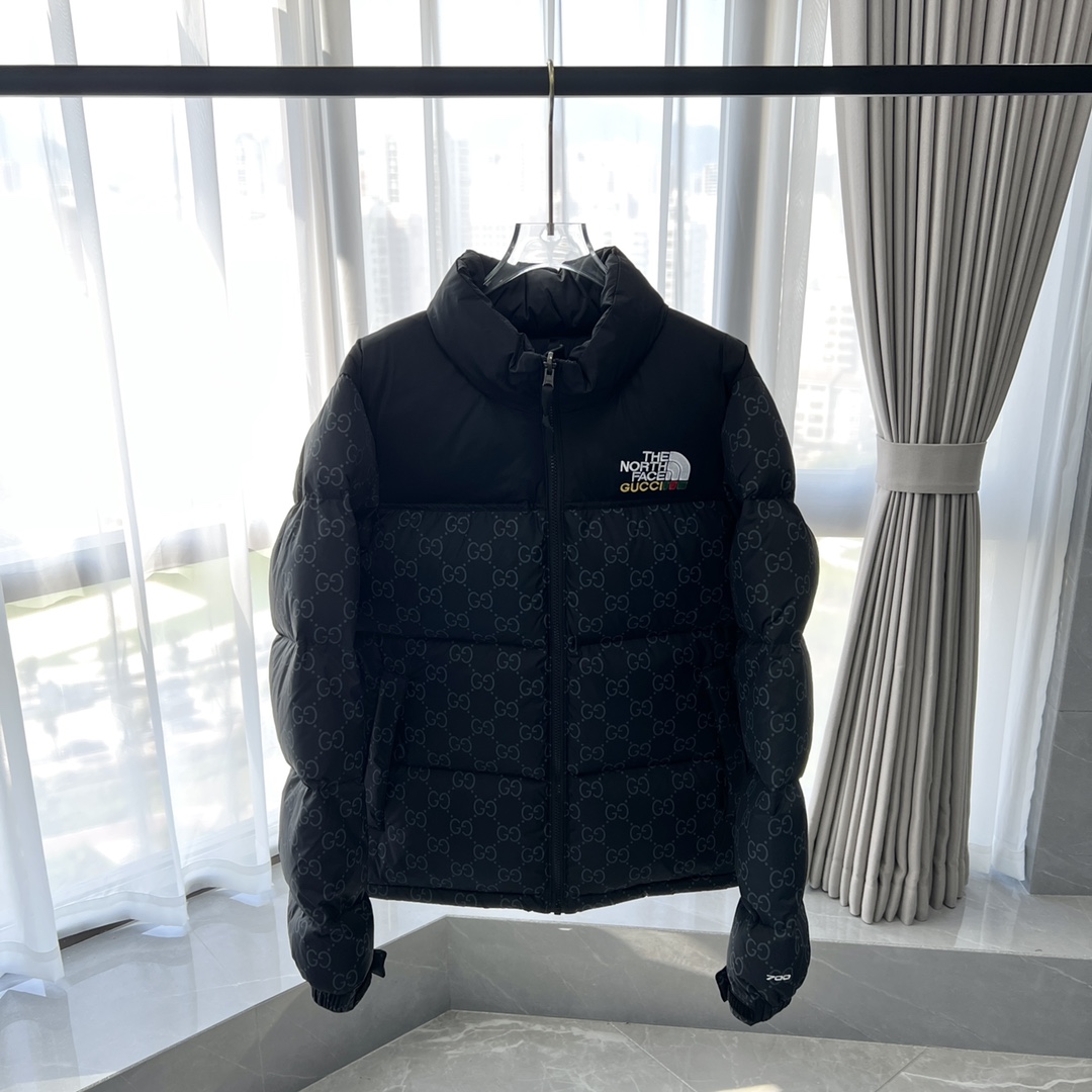 𝗧𝗵𝗲 𝗡𝗼𝗿𝘁𝗵 𝗙𝗮𝗰𝗲 𝘅 𝗚𝗨𝗖𝗖𝗜｜ 北面GG联名系列走秀款 /北面GG联名羽绒服

产品配色：黑色，绿色，灰色

码数：XS S M L XL XXL