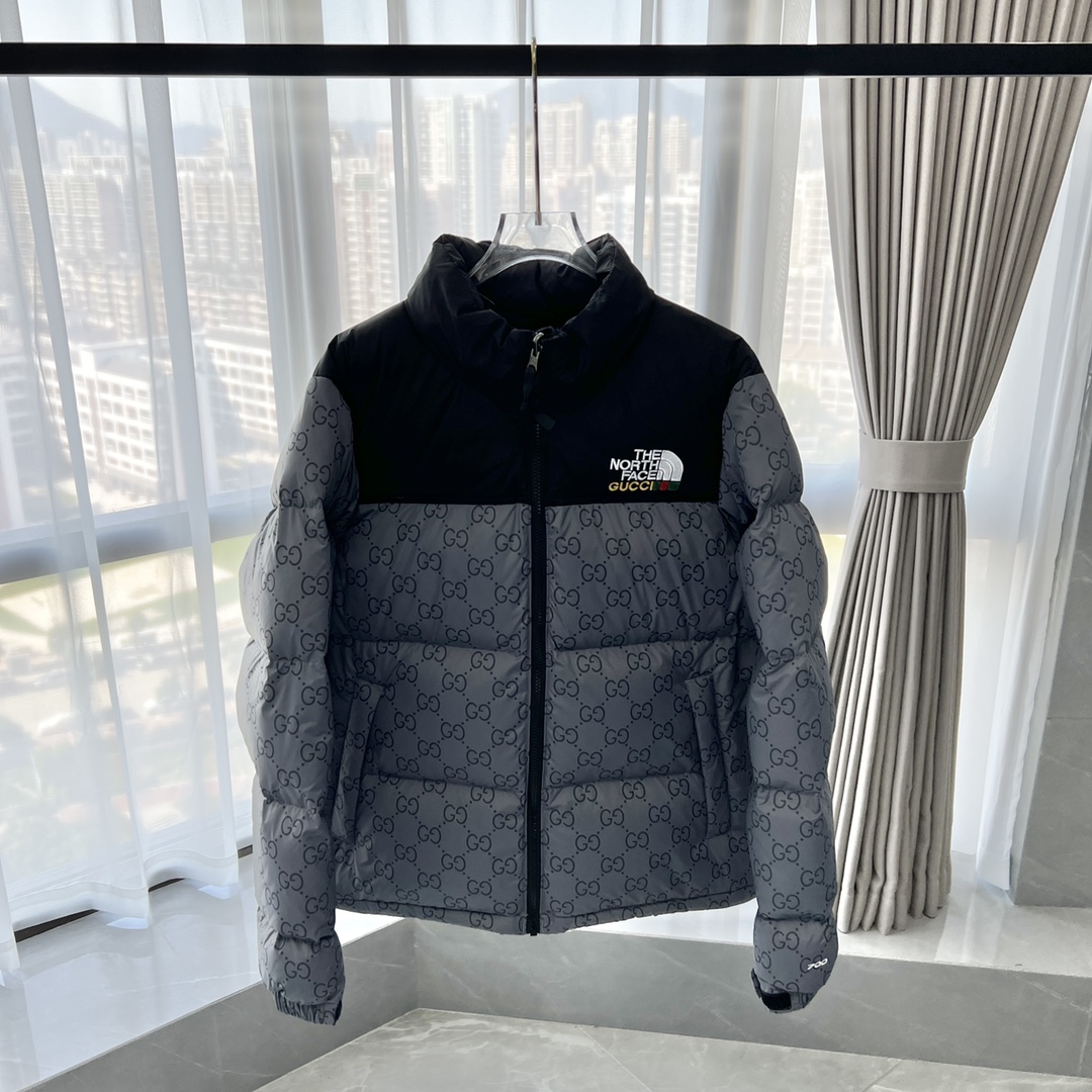 𝗧𝗵𝗲 𝗡𝗼𝗿𝘁𝗵 𝗙𝗮𝗰𝗲 𝘅 𝗚𝗨𝗖𝗖𝗜｜ 北面GG联名系列走秀款 /北面GG联名羽绒服

产品配色：黑色，绿色，灰色

码数：XS S M L XL XXL