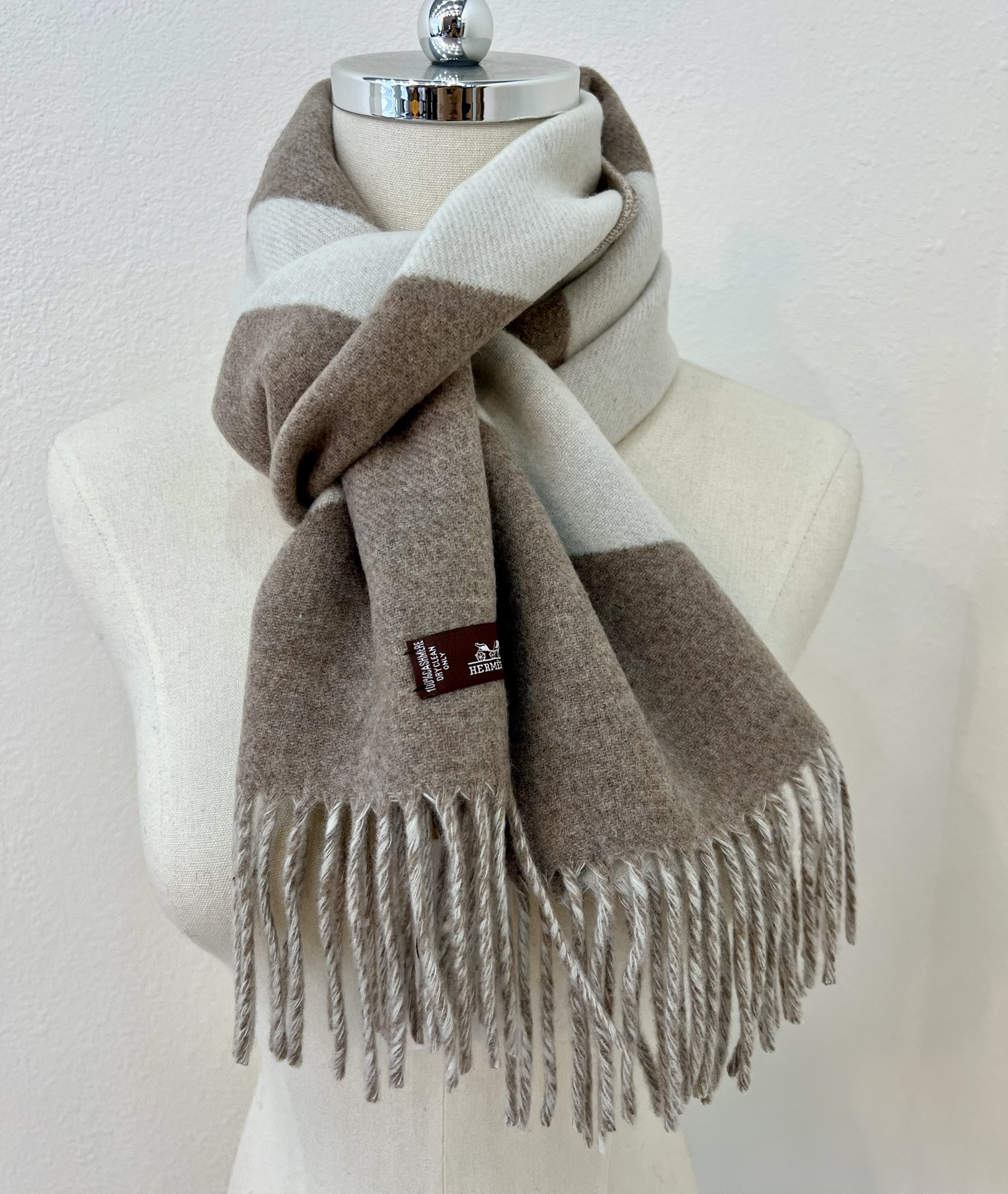 Hermes爱马仕男女通用款式双面羊绒围巾