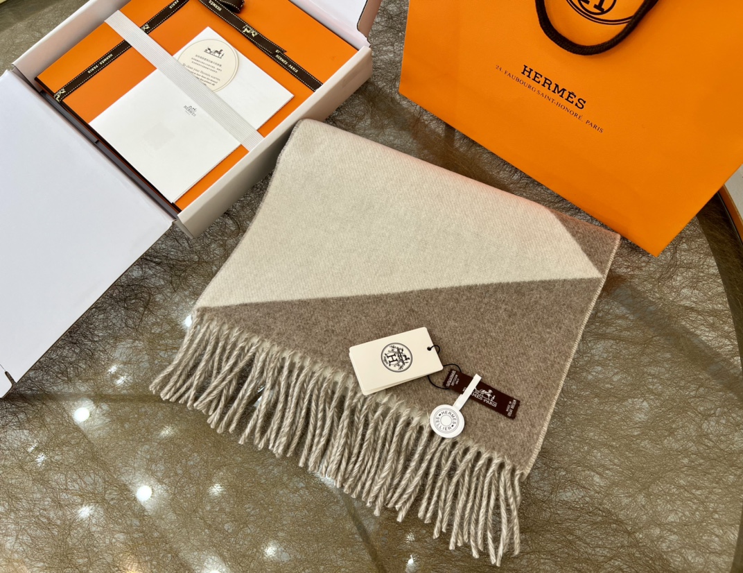Hermes爱马仕男女通用款式双面羊绒围巾