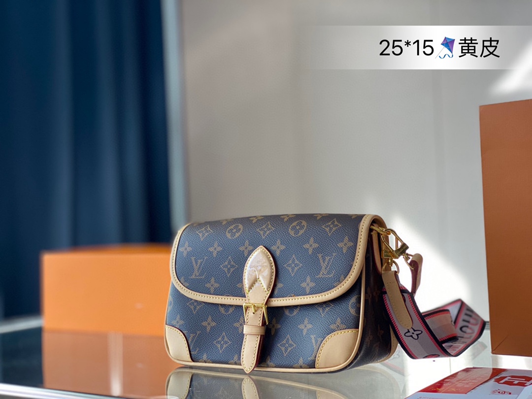 K0  Louis Vuitton 路易威登 LV 中古系列护士包路易威登 20夏秀款，马鞍包斜挎包 到货 由Monogram与Monogram Reverse帆布裁制而成，搭配小牛皮饰边，24k五金 风格浪漫而奔放的新潮之作，日间与晚宴造型的理想配饰。尺寸：25*15cm折叠礼盒包装