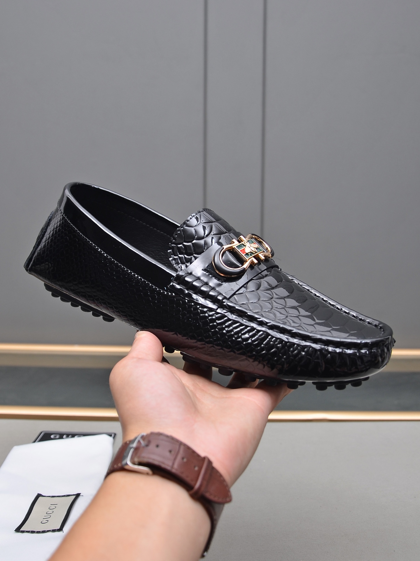 I5   商品商标 Gucci  古奇 休闲豆豆鞋 正码码数: 38-44 45订做 商品材料 精选 进口头层小牛皮压花鞋面+原版五金扣，进口猪皮内里。强烈立体视觉效果，橡胶大底 颜  色 单色