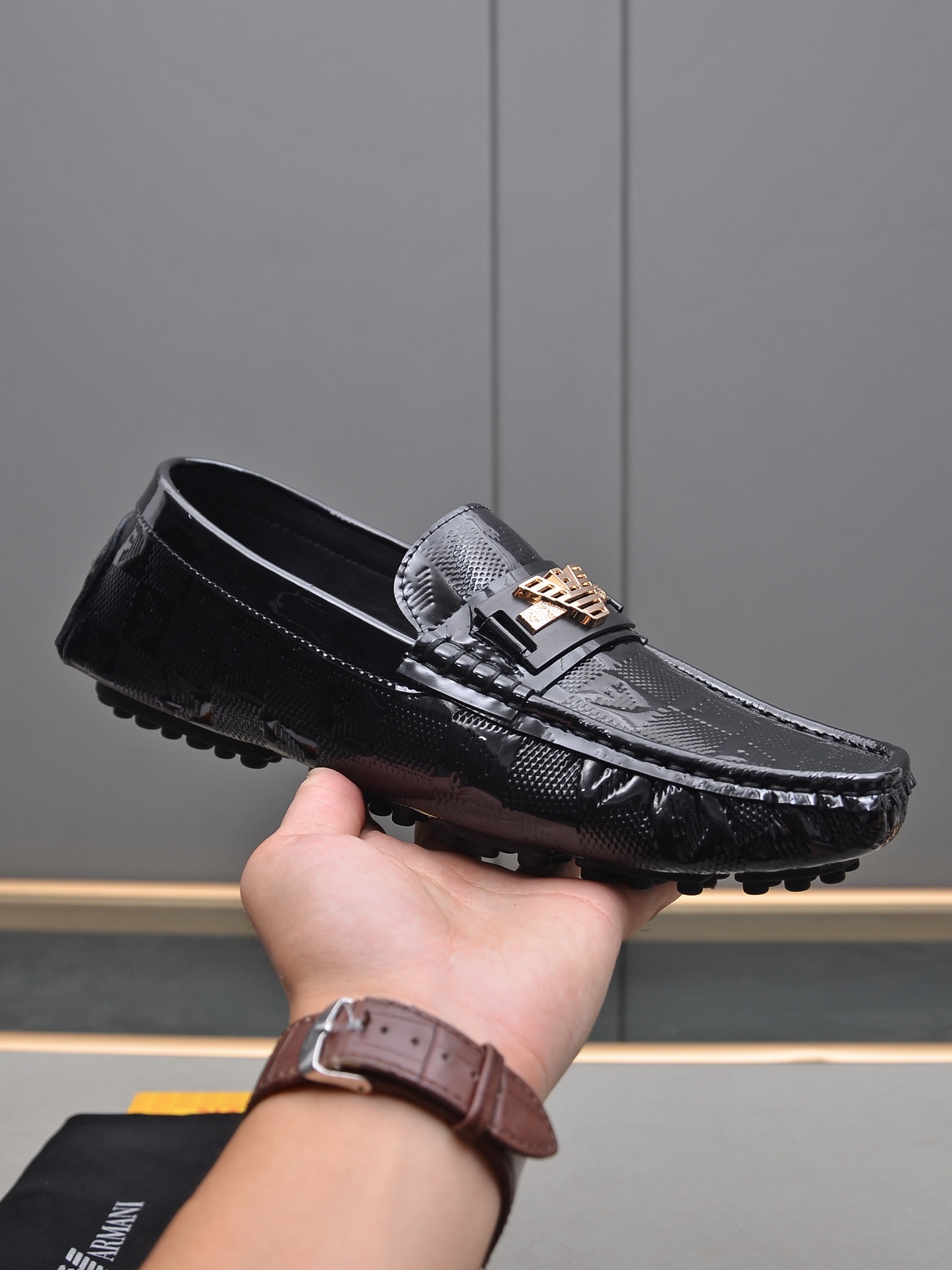 I5  Armani 阿玛尼 休闲豆豆鞋 正码码数: 38-44 45订做 商品材料：精选 进口头层小牛皮压花鞋面+原版五金扣,进口猪皮内里.强烈立体视觉效果,橡胶大底 颜  色：单色