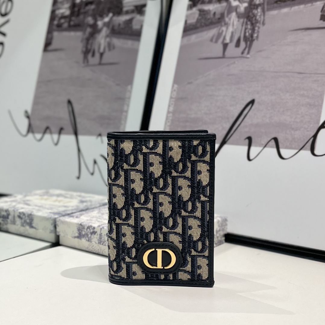 NO:671506,S This 30Montaigne passport case is classic · Made of blue jacquard fabric · Oblque print decoration · 'CD' logo on the front · Equipped with four card slots and two patch pockets, Dior wallet, dior, wallets19860909S这款30Montaigne护照套经典 ·采用蓝色提花面料 ·Oblque印花装饰 ·正面以“CD”标志 ·设有四个卡槽和两个贴袋,Dior钱包,dior,wallets,欧美剧