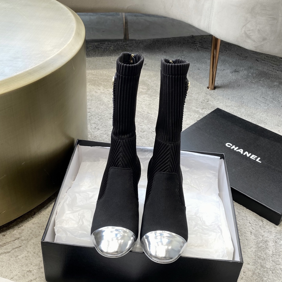 CHANEL Botte femme collection automne-hiver, sans lacets, bottes droites, bottes cavalières, semelle extérieure en cuir véritable d'Italie