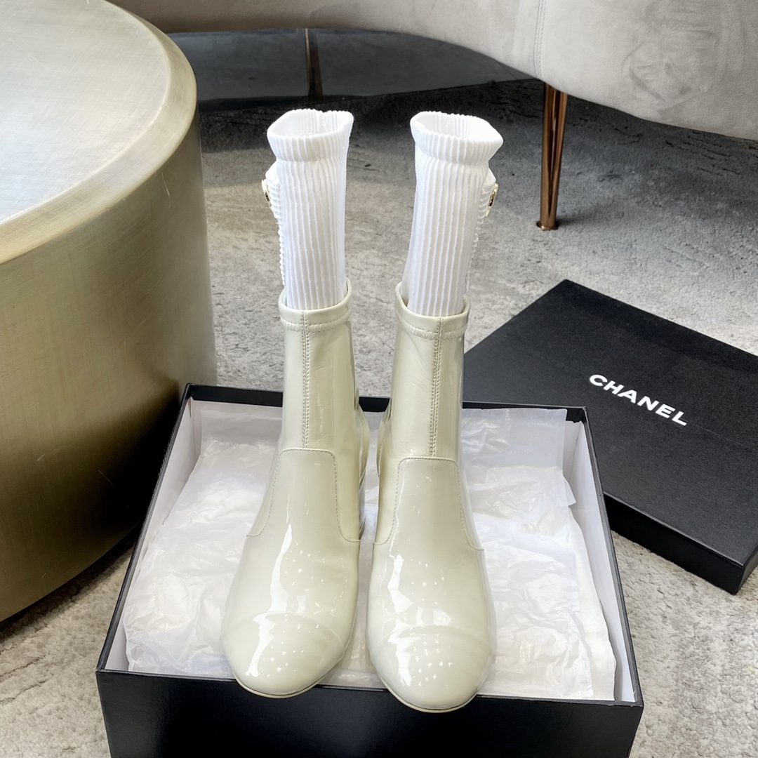 CHANEL Botte femme collection automne-hiver, sans lacets, bottes droites, bottes cavalières, semelle extérieure en cuir véritable d'Italie