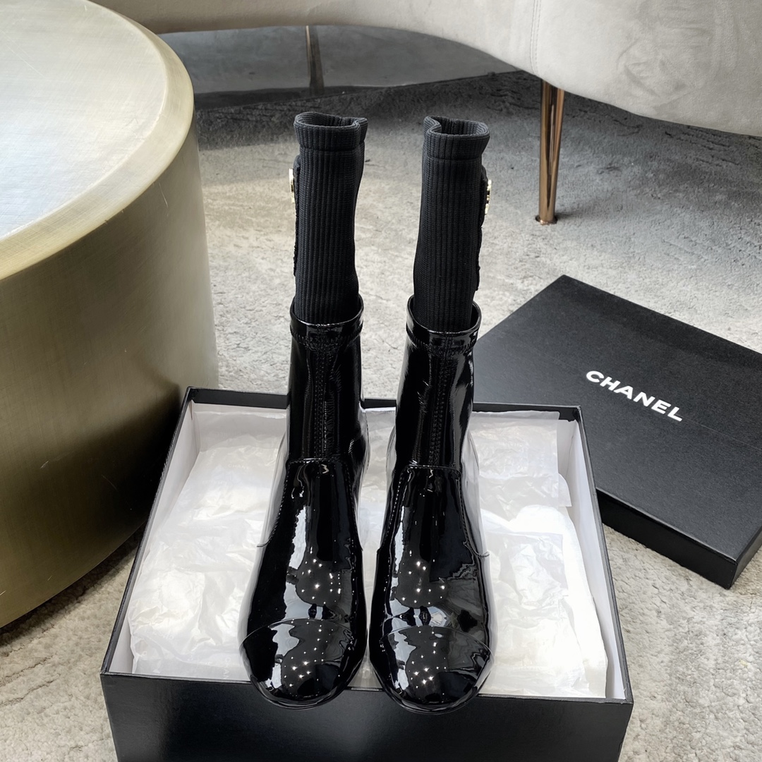CHANEL Botte femme collection automne-hiver, sans lacets, bottes droites, bottes cavalières, semelle extérieure en cuir véritable d'Italie