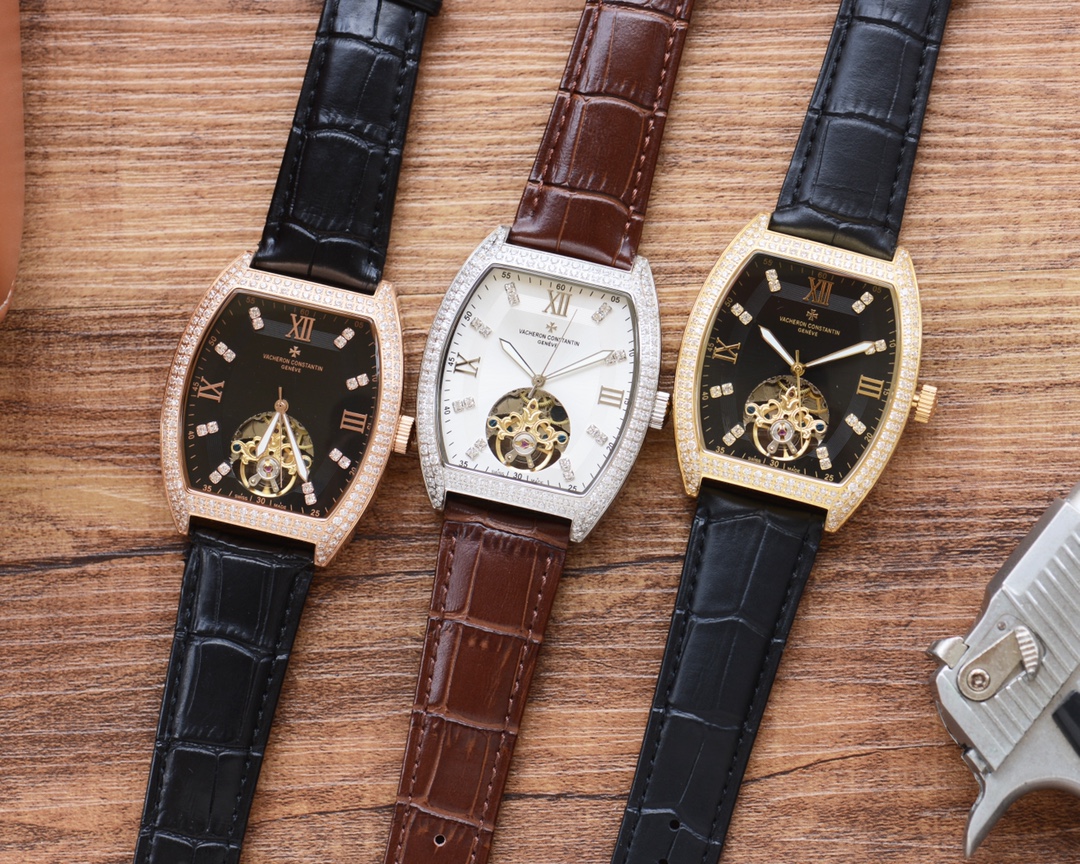 酒桶新品 震撼上市 最新： 江诗丹顿 Vacheron Constsntin 大飞轮设计 类型：精品男士腕表 表带：真牛皮表带 机芯：高端全自动机械机芯 镜面：矿物质强化玻璃更高清 品味高雅 浩瀚大气 匠心独运 腕间瑰宝 尺寸：直径42mm厚12.5mm