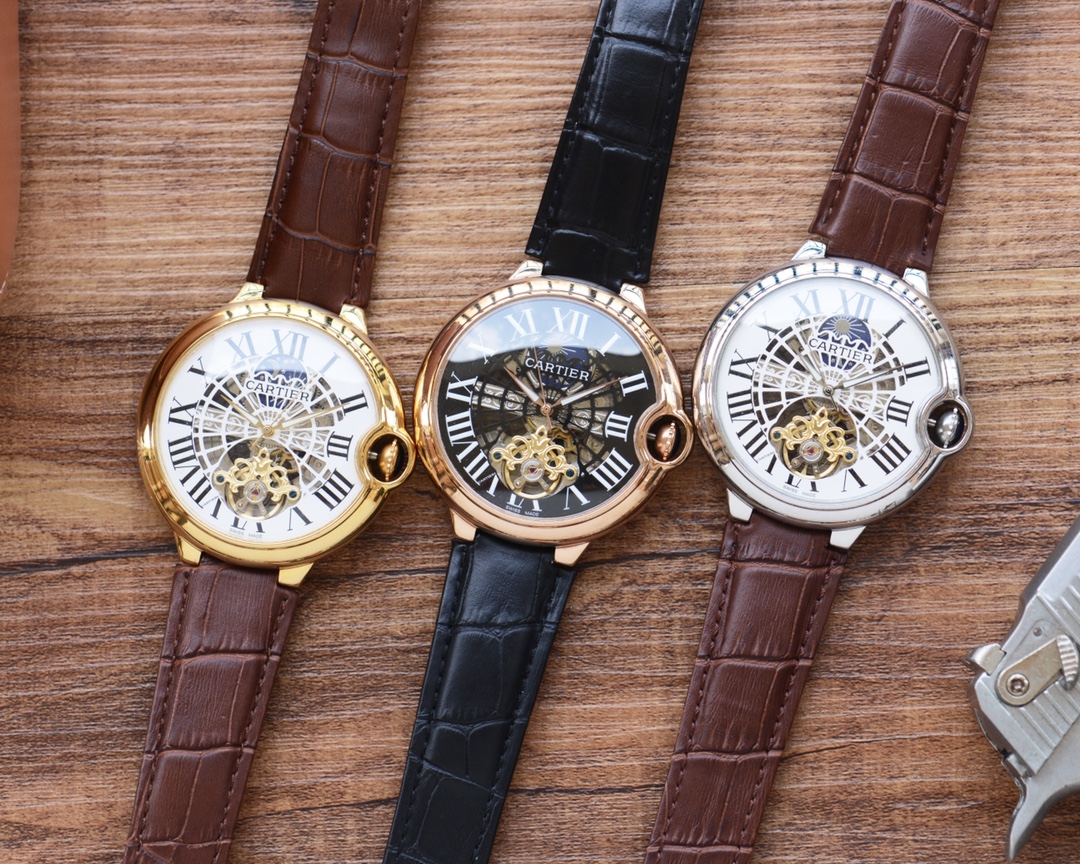 蓝气球系列 精致百搭 最新： 卡地亚 Cartier 镂空设计 类型：精品男士腕表 表带：真牛皮表带 机芯：全自动机械机芯 镜面：矿物质强化玻璃更高清 品味高雅 浩瀚大气 匠心独运 腕间瑰宝 尺寸：直径44mm厚11mm