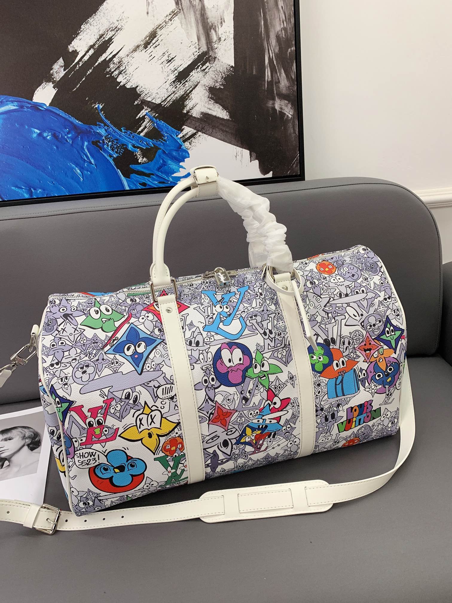 K0 Louisvuitton 路易威登 2023 Louis Vuitton 路易威登 LV 走秀 Kee涂鸦旅行袋 手提包袋 机场包 采用精湛镶嵌细工，实物拍摄 原厂原版面料 配送小票 50 x 28 cm。