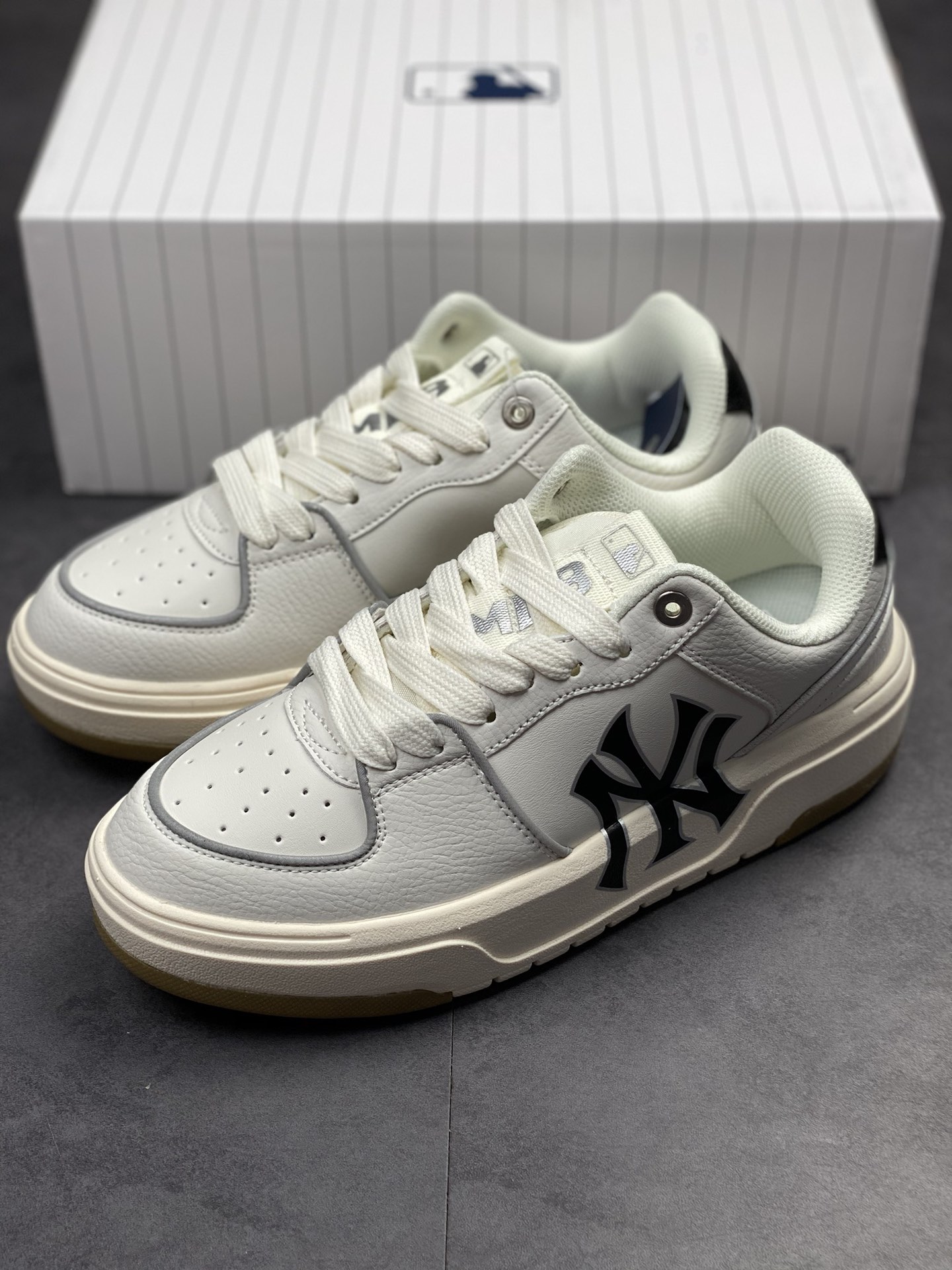 MLB Chunky Liner New York Yankees Senior Shoe Series Low Top Dad Style