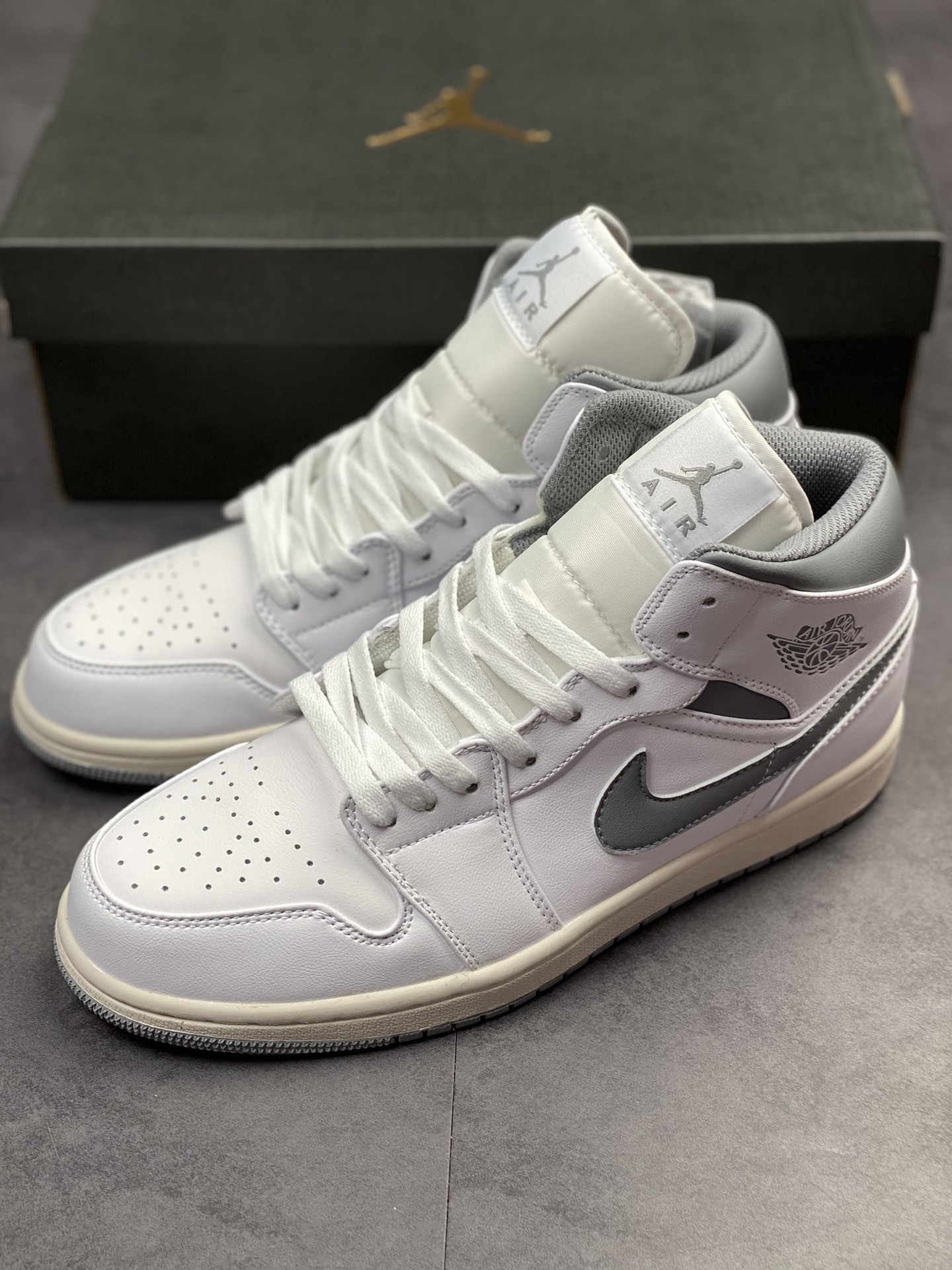 220 Air Jordan 1 Mid  天猫贸外客户订单 554724-135