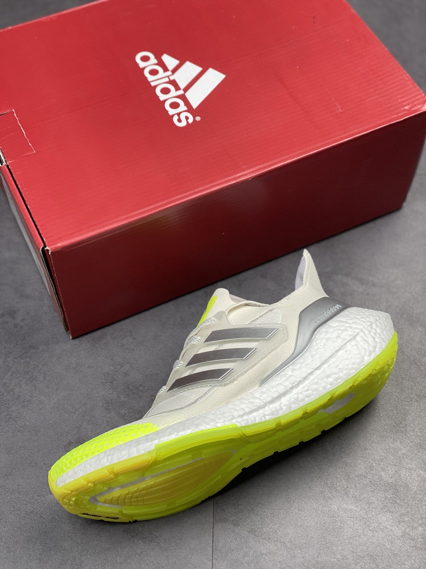 210  前凸后翘”的adidas ultra boost 2021系列正式曝光HR0181