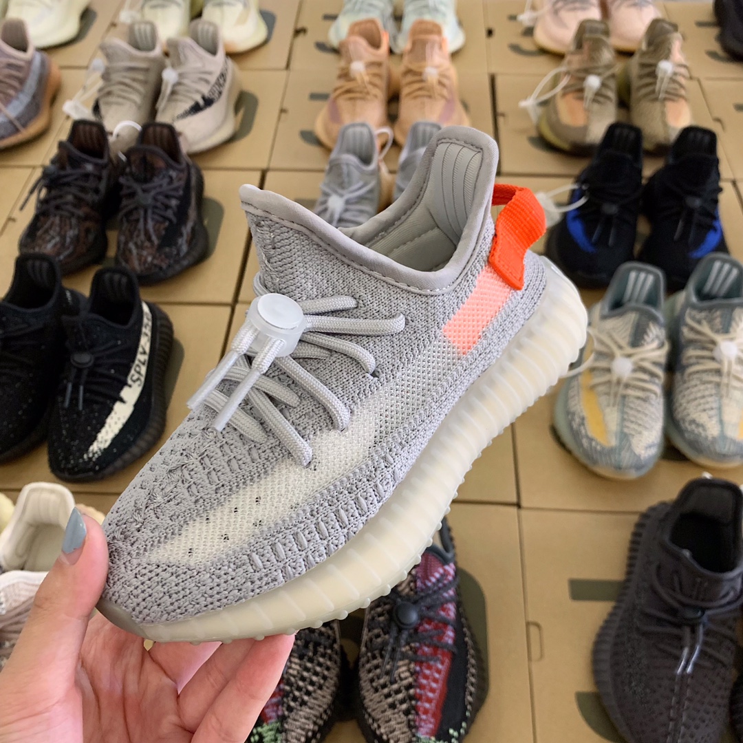 图片[4]-纯实拍🔰一眼心动💗的Yeezy350系列来啦！ 顶配版仅需‼️抢✊🏻 不得不说yeezy350真的是很吃香！ 椰子的颜值实在高🤞🏻而且超级好搭配！重点是脚感无敌好～实在太好穿‼️真爆底✨踩屎感😍品质好到不用夸哈💯💯肉眼可以看到的绝。-选品中心