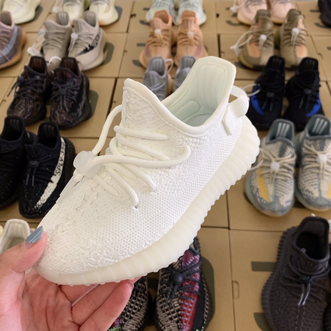 图片[3]-纯实拍🔰一眼心动💗的Yeezy350系列来啦！ 顶配版仅需‼️抢✊🏻 不得不说yeezy350真的是很吃香！ 椰子的颜值实在高🤞🏻而且超级好搭配！重点是脚感无敌好～实在太好穿‼️真爆底✨踩屎感😍品质好到不用夸哈💯💯肉眼可以看到的绝。-选品中心