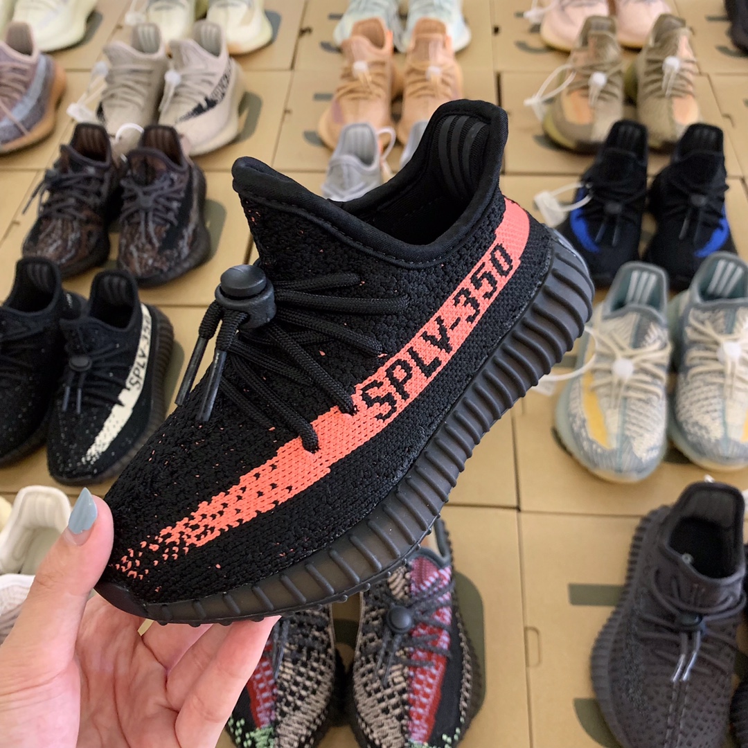 图片[2]-纯实拍🔰一眼心动💗的Yeezy350系列来啦！ 顶配版仅需‼️抢✊🏻 不得不说yeezy350真的是很吃香！ 椰子的颜值实在高🤞🏻而且超级好搭配！重点是脚感无敌好～实在太好穿‼️真爆底✨踩屎感😍品质好到不用夸哈💯💯肉眼可以看到的绝。-选品中心