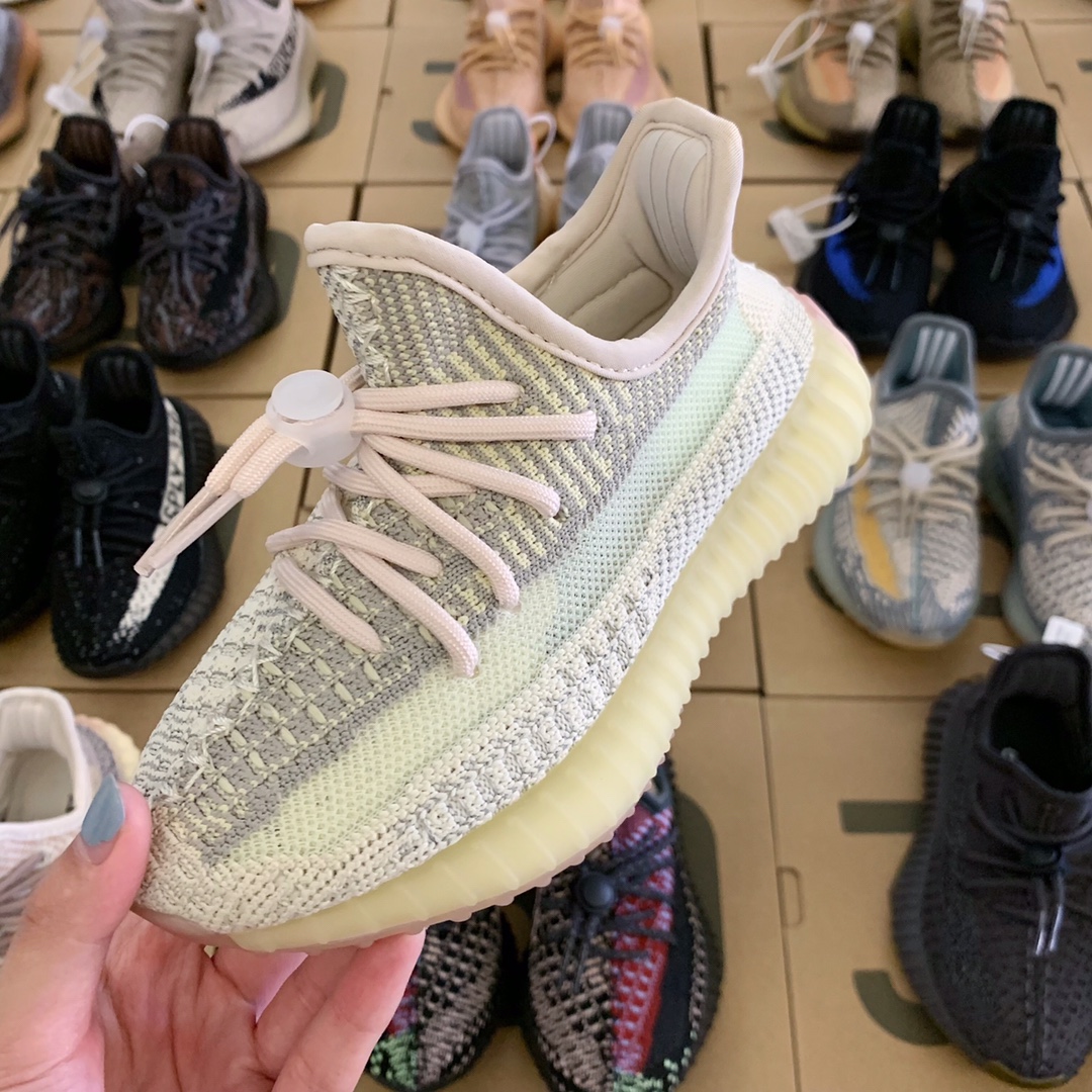 图片[7]-纯实拍🔰一眼心动💗的Yeezy350系列来啦！ 顶配版仅需‼️抢✊🏻 不得不说yeezy350真的是很吃香！ 椰子的颜值实在高🤞🏻而且超级好搭配！重点是脚感无敌好～实在太好穿‼️真爆底✨踩屎感😍品质好到不用夸哈💯💯肉眼可以看到的绝。-选品中心