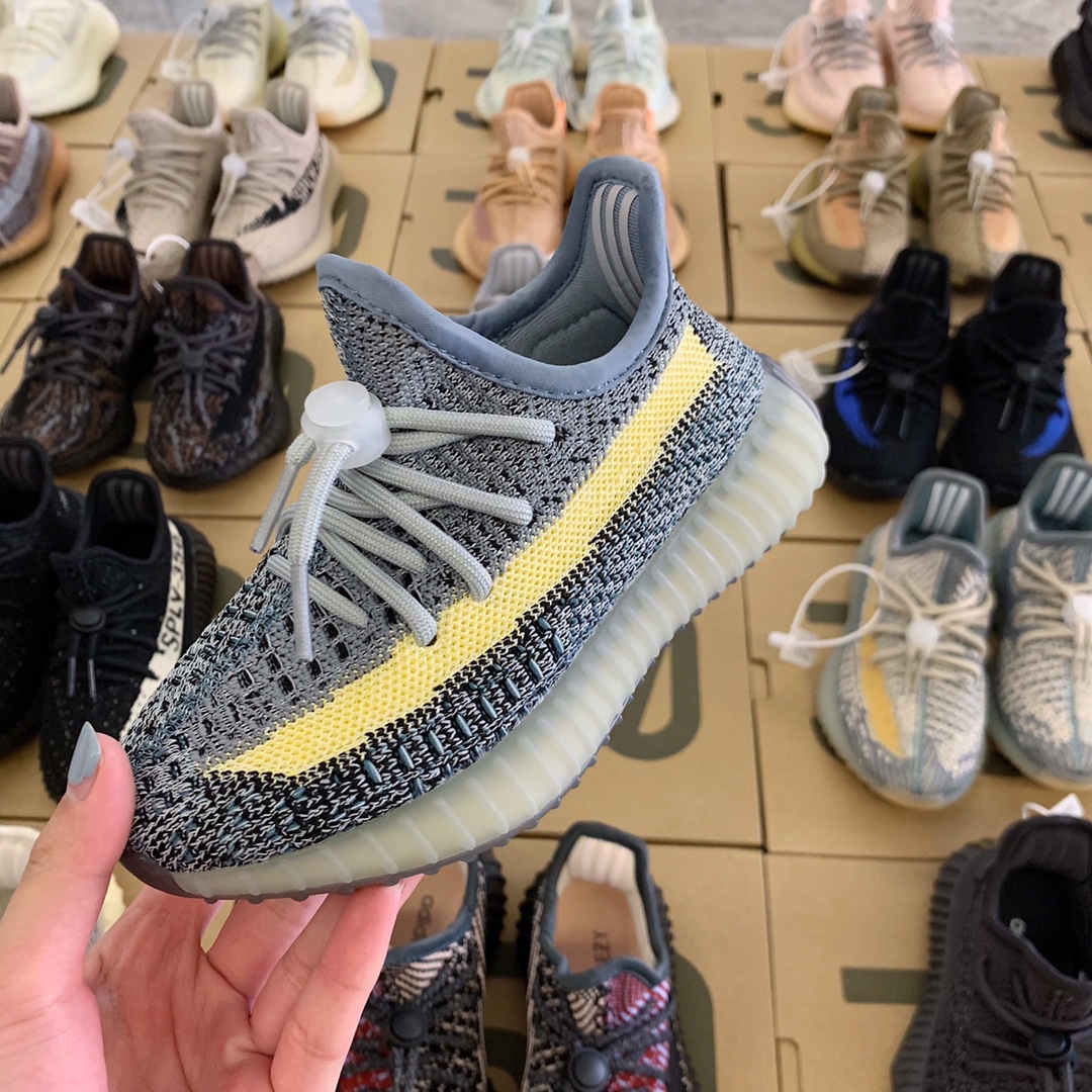 图片[4]-纯实拍🔰一眼心动💗的Yeezy350系列来啦！ 顶配版仅需‼️抢✊🏻 不得不说yeezy350真的是很吃香！ 椰子的颜值实在高🤞🏻而且超级好搭配！重点是脚感无敌好～实在太好穿‼️真爆底✨踩屎感😍品质好到不用夸哈💯💯肉眼可以看到的绝。-选品中心