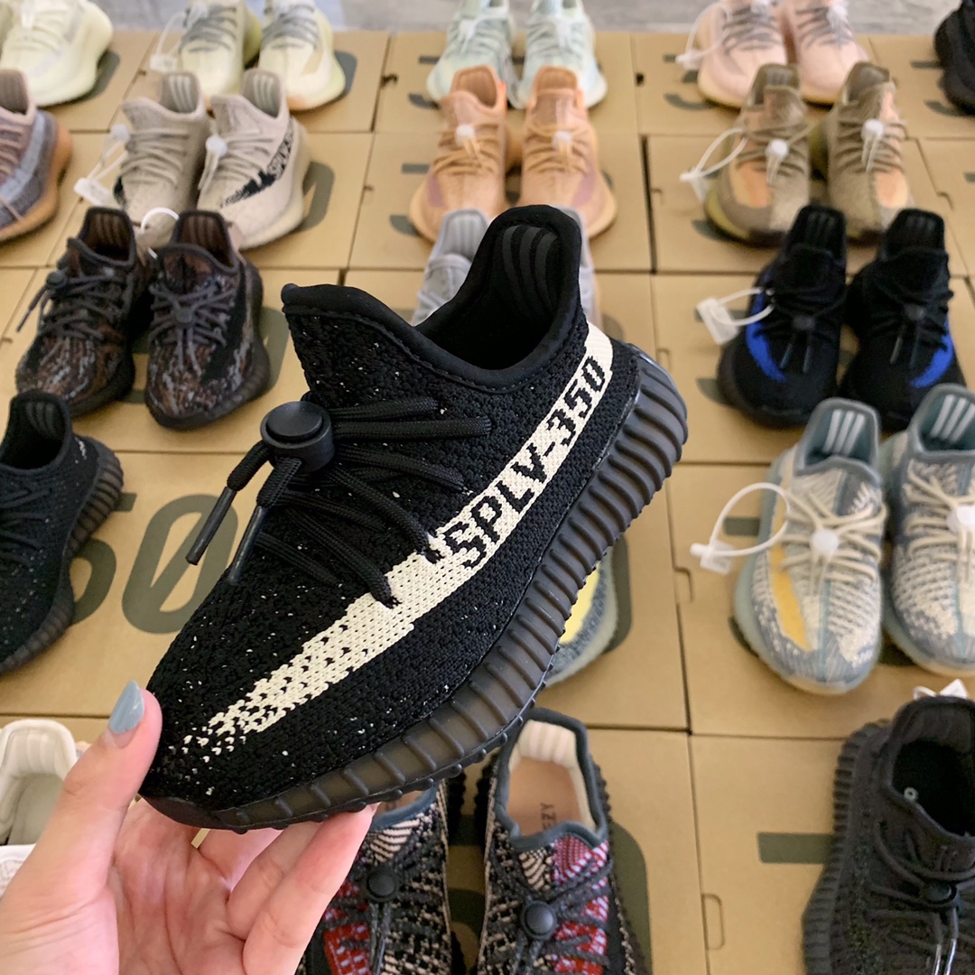图片[3]-纯实拍🔰一眼心动💗的Yeezy350系列来啦！ 顶配版仅需‼️抢✊🏻 不得不说yeezy350真的是很吃香！ 椰子的颜值实在高🤞🏻而且超级好搭配！重点是脚感无敌好～实在太好穿‼️真爆底✨踩屎感😍品质好到不用夸哈💯💯肉眼可以看到的绝。-选品中心
