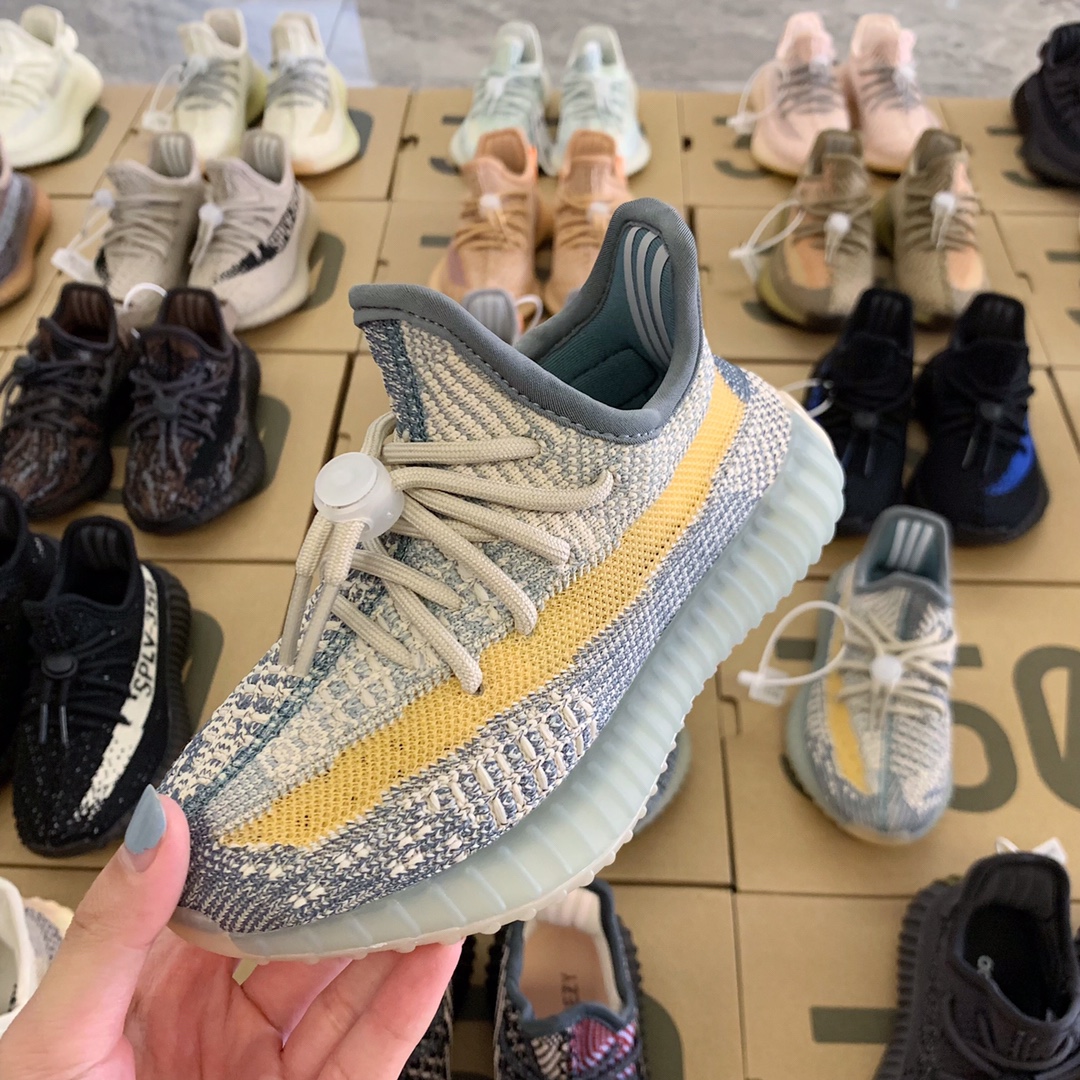图片[5]-纯实拍🔰一眼心动💗的Yeezy350系列来啦！ 顶配版仅需‼️抢✊🏻 不得不说yeezy350真的是很吃香！ 椰子的颜值实在高🤞🏻而且超级好搭配！重点是脚感无敌好～实在太好穿‼️真爆底✨踩屎感😍品质好到不用夸哈💯💯肉眼可以看到的绝。-选品中心