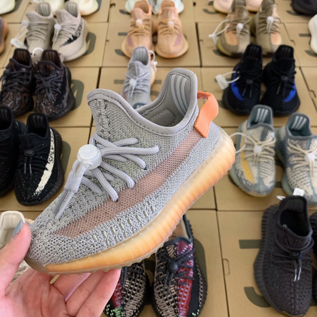 图片[9]-纯实拍🔰一眼心动💗的Yeezy350系列来啦！ 顶配版仅需‼️抢✊🏻 不得不说yeezy350真的是很吃香！ 椰子的颜值实在高🤞🏻而且超级好搭配！重点是脚感无敌好～实在太好穿‼️真爆底✨踩屎感😍品质好到不用夸哈💯💯肉眼可以看到的绝。-选品中心