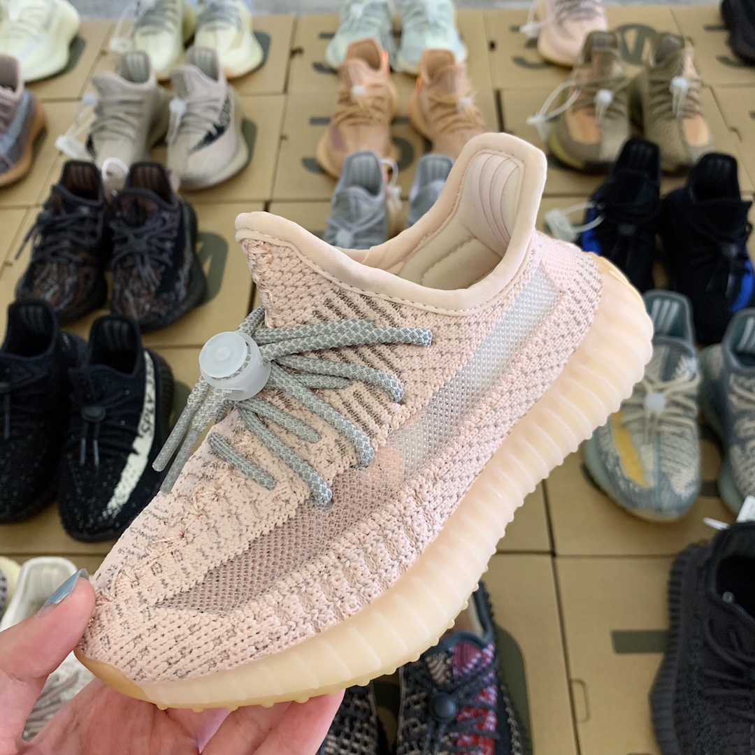 图片[9]-纯实拍🔰一眼心动💗的Yeezy350系列来啦！ 顶配版仅需‼️抢✊🏻 不得不说yeezy350真的是很吃香！ 椰子的颜值实在高🤞🏻而且超级好搭配！重点是脚感无敌好～实在太好穿‼️真爆底✨踩屎感😍品质好到不用夸哈💯💯肉眼可以看到的绝。-选品中心