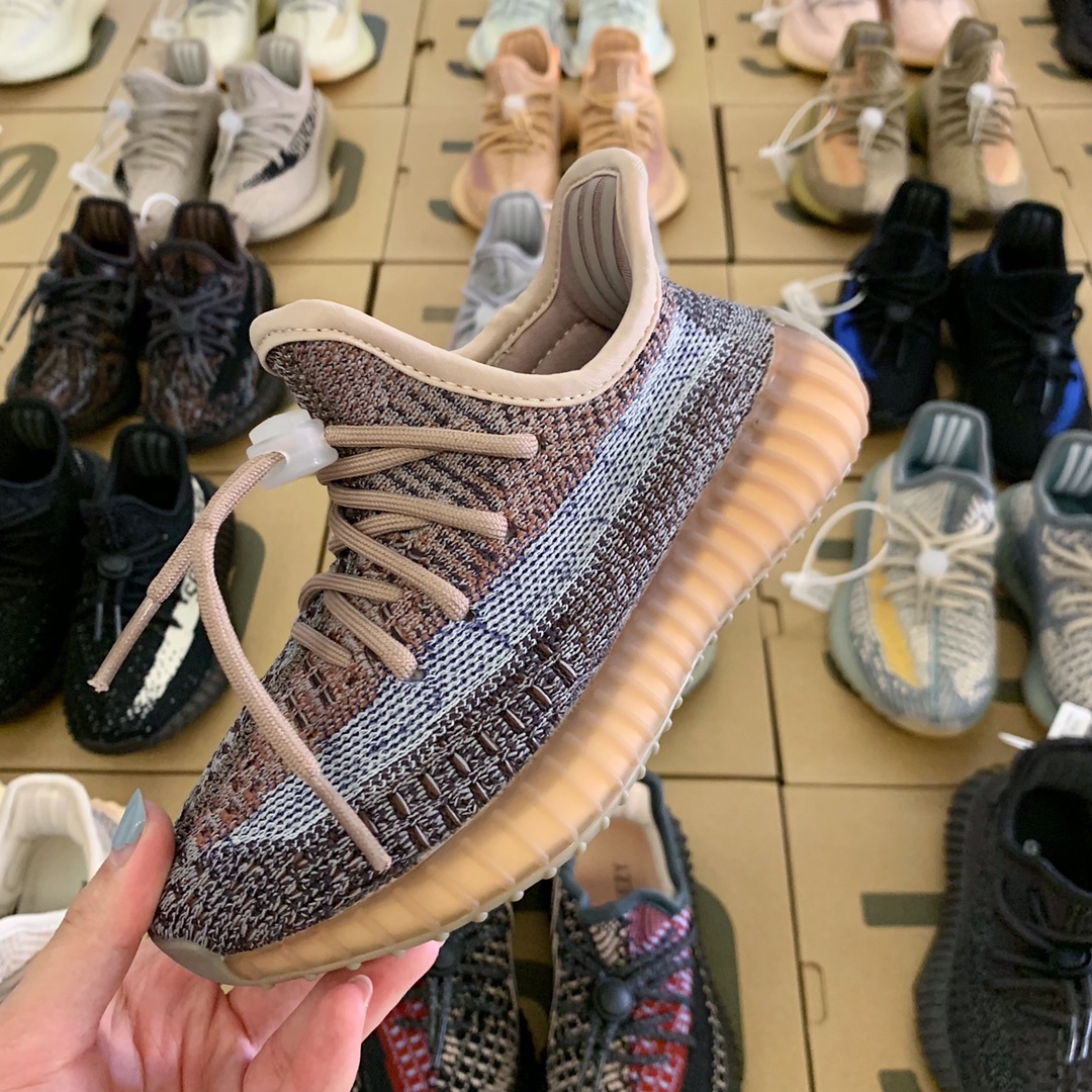 图片[3]-纯实拍🔰一眼心动💗的Yeezy350系列来啦！ 顶配版仅需‼️抢✊🏻 不得不说yeezy350真的是很吃香！ 椰子的颜值实在高🤞🏻而且超级好搭配！重点是脚感无敌好～实在太好穿‼️真爆底✨踩屎感😍品质好到不用夸哈💯💯肉眼可以看到的绝。-选品中心