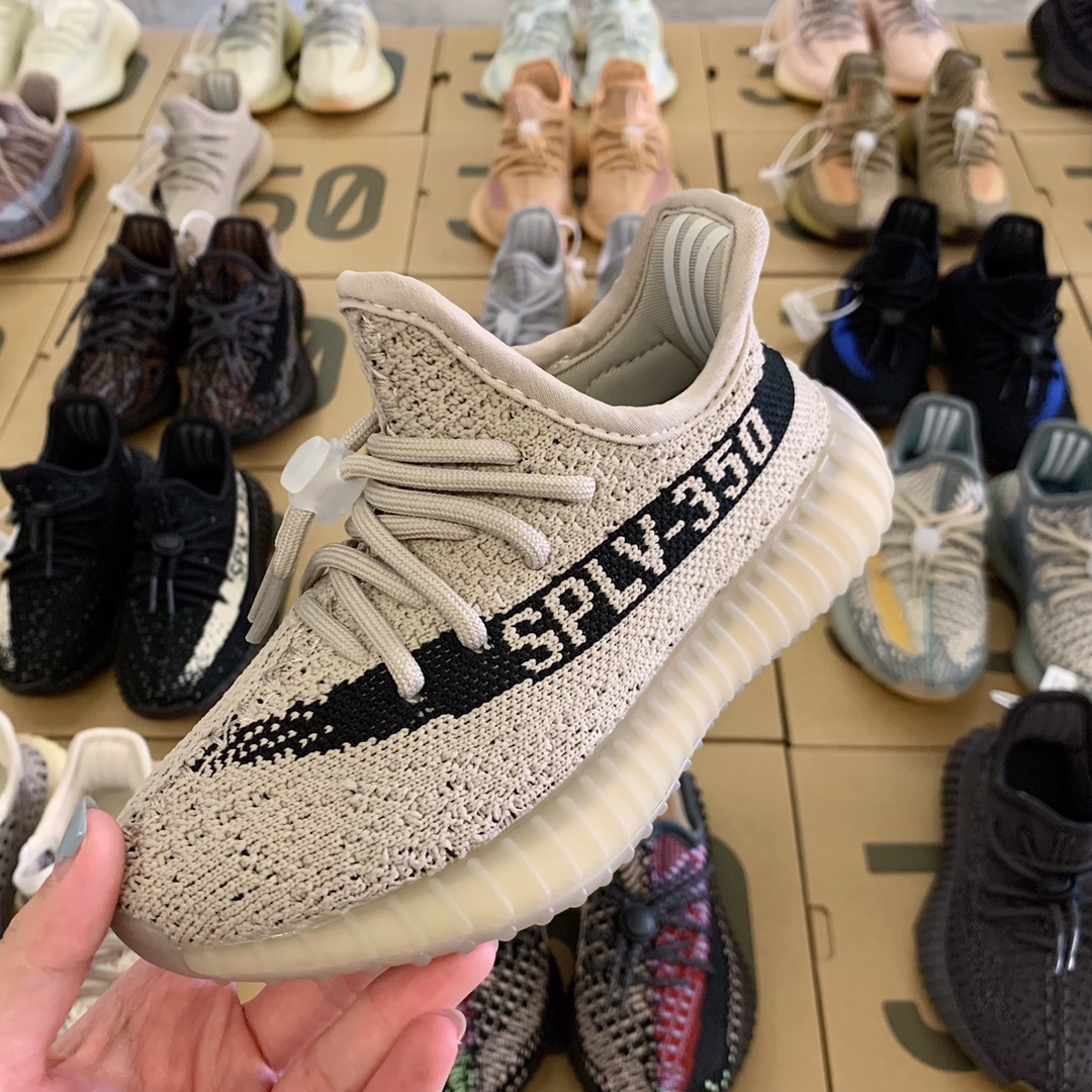 图片[4]-纯实拍🔰一眼心动💗的Yeezy350系列来啦！ 顶配版仅需‼️抢✊🏻 不得不说yeezy350真的是很吃香！ 椰子的颜值实在高🤞🏻而且超级好搭配！重点是脚感无敌好～实在太好穿‼️真爆底✨踩屎感😍品质好到不用夸哈💯💯肉眼可以看到的绝。-选品中心
