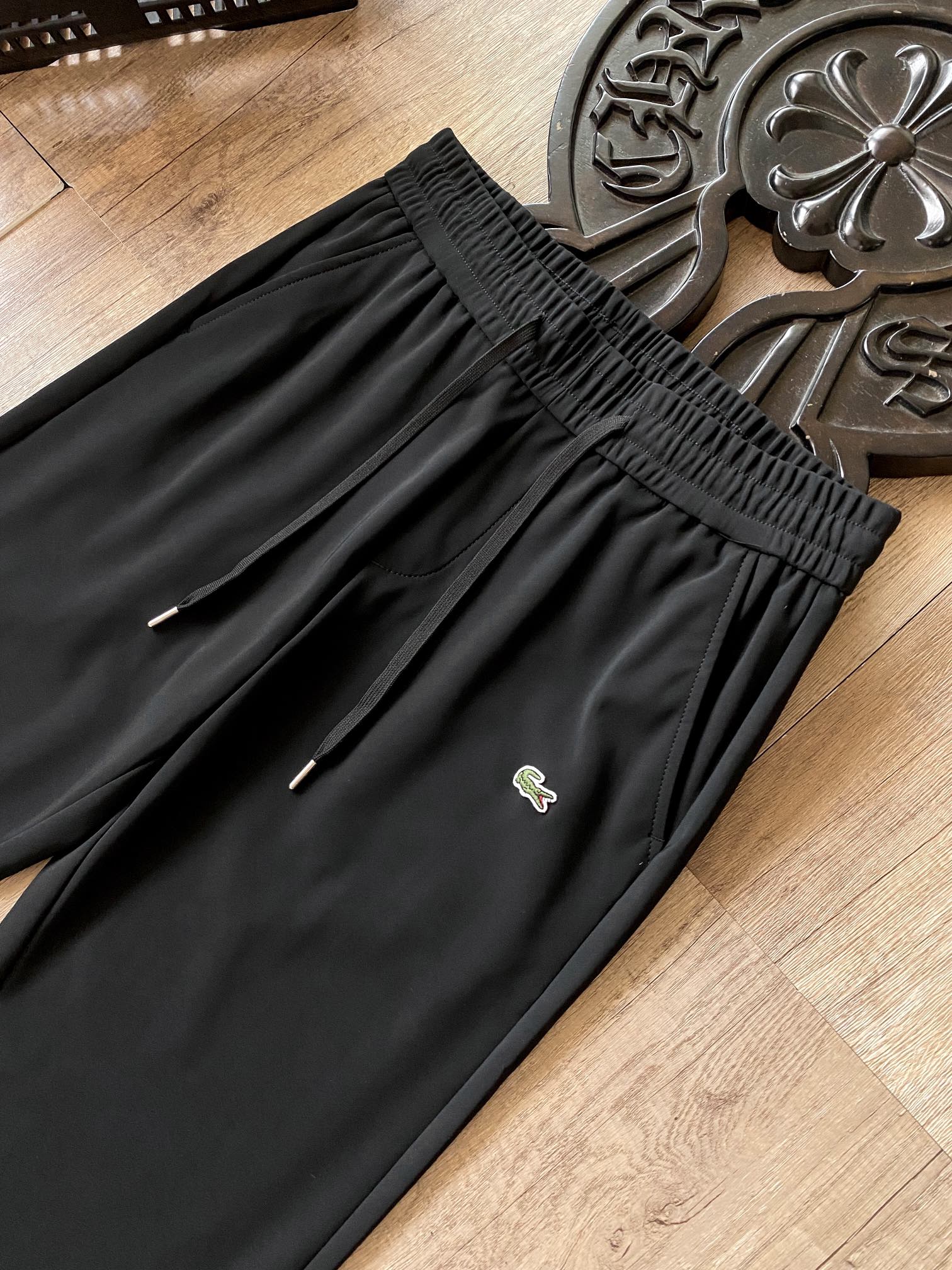 💰130
法国鳄鱼秋季新品银狐绒商务休闲通勤系列松紧腰西裤休闲裤广州溢达原厂流出
杭州银泰专柜在售1080➕本店秋季主推款,掌柜自留力荐!闭眼入!
独家首映只有几百条…… 前门襟ykk 拉链设计 鳄鱼柜里货梭织弹力休闲裤!爆炸开启… 绝对颜值爆表的款式!!! 高端品质非常犀利,品质就是王道…福利款式推荐 男士衣橱必备!梭织定制内里复合面料。最休闲也最完美。液氨整理 洁净的外观 奢华的手感 柔和的光泽,舒适又耐洗,绝对爆款秒杀!!!极致的性价比让你们感受鳄鱼原货的魅力!
颜色:黑色 灰色
尺码:s~xxl