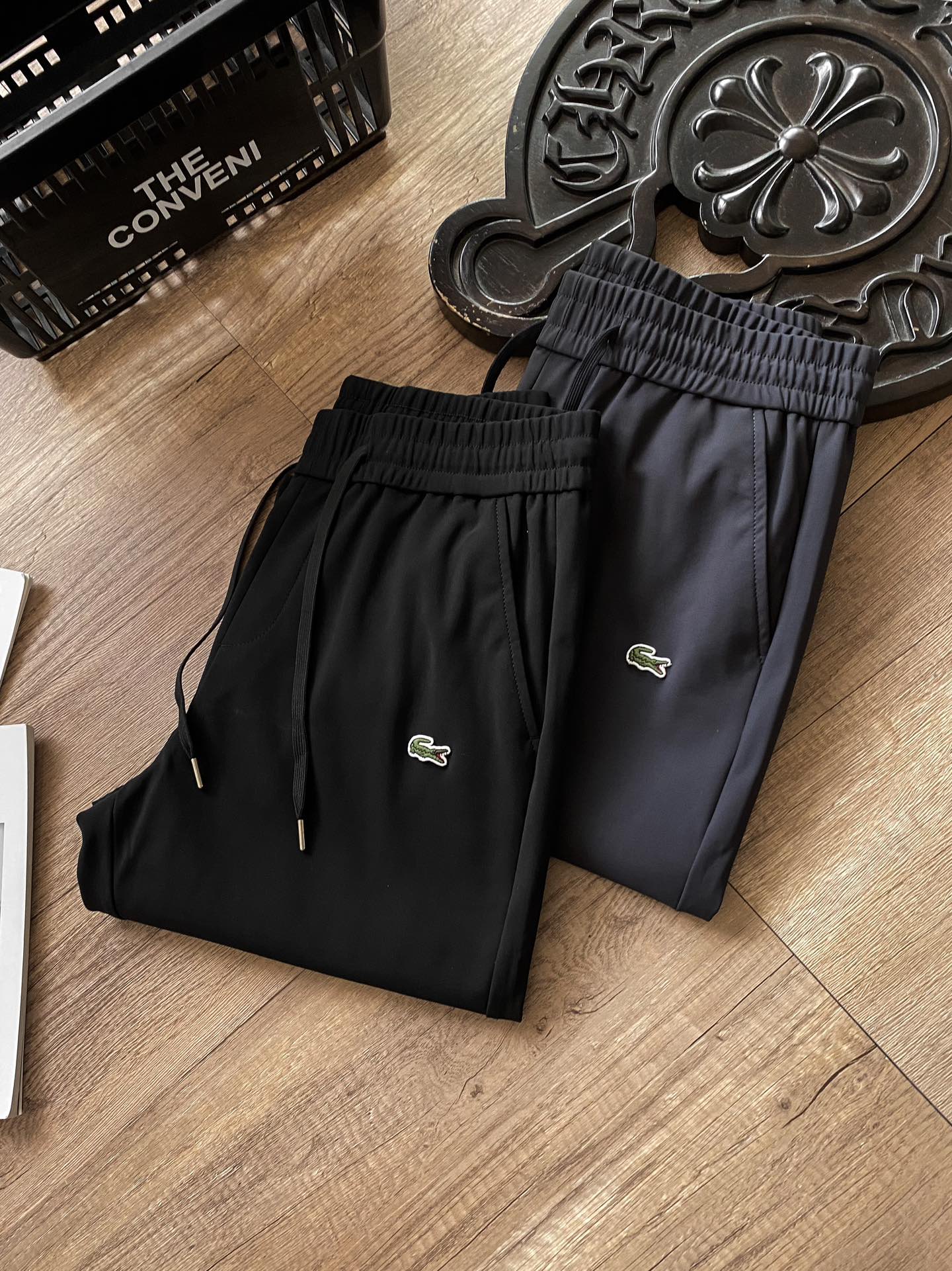 💰130
法国鳄鱼秋季新品银狐绒商务休闲通勤系列松紧腰西裤休闲裤广州溢达原厂流出
杭州银泰专柜在售1080➕本店秋季主推款,掌柜自留力荐!闭眼入!
独家首映只有几百条…… 前门襟ykk 拉链设计 鳄鱼柜里货梭织弹力休闲裤!爆炸开启… 绝对颜值爆表的款式!!! 高端品质非常犀利,品质就是王道…福利款式推荐 男士衣橱必备!梭织定制内里复合面料。最休闲也最完美。液氨整理 洁净的外观 奢华的手感 柔和的光泽,舒适又耐洗,绝对爆款秒杀!!!极致的性价比让你们感受鳄鱼原货的魅力!
颜色:黑色 灰色
尺码:s~xxl